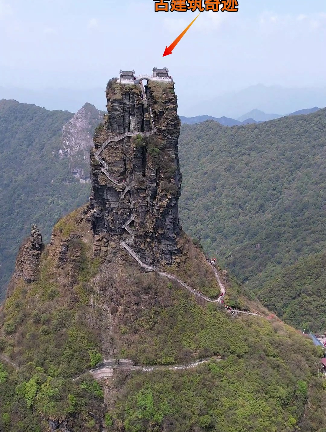 神奇的贵州梵净山金顶,不可思议的两座古庙宇,垂直90°天梯爬山