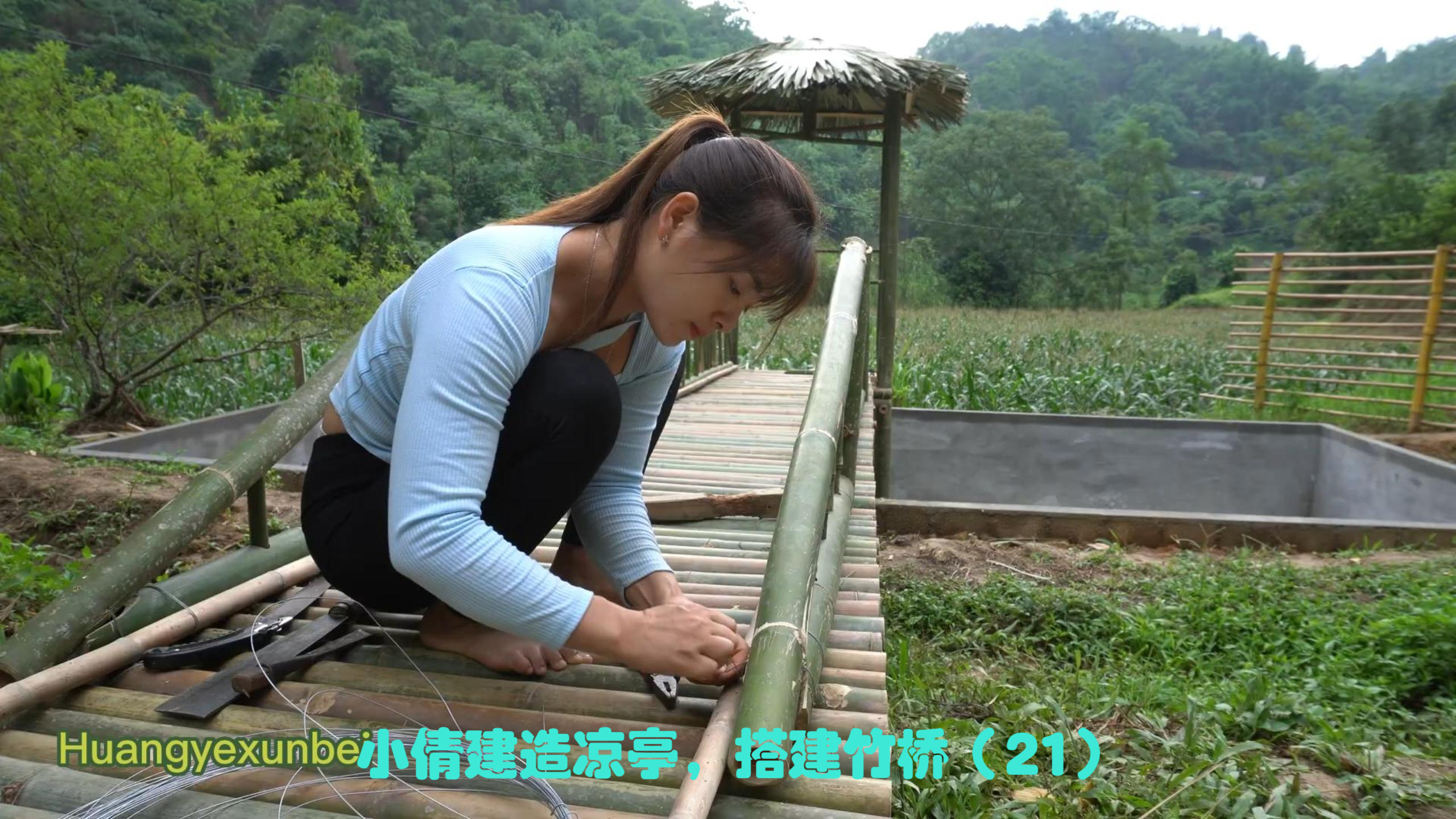 小倩在鱼塘中间建造凉亭,搭建一座竹桥与水泥路相通