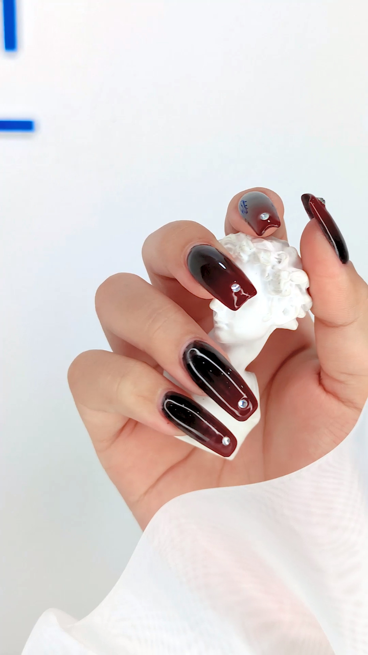 黑红渐变美甲来啦!