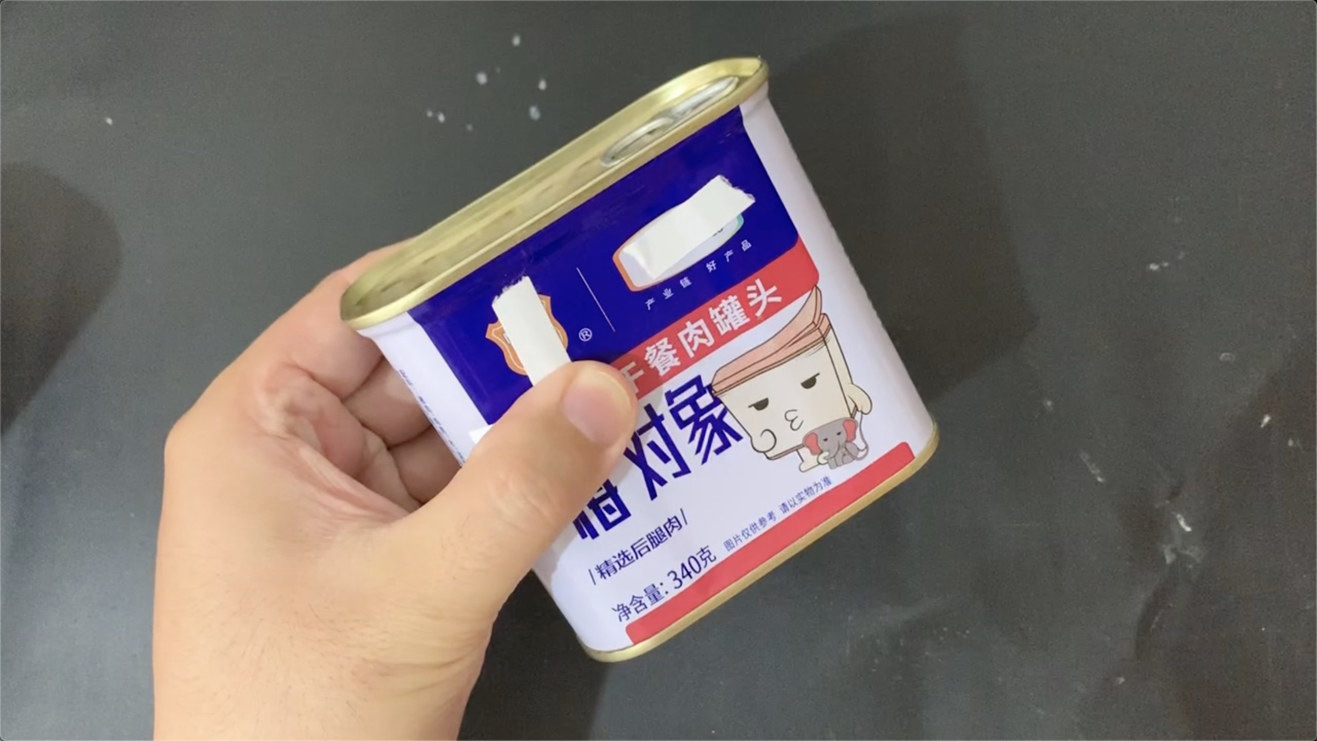 吃了30多年,午餐肉完整取出来的方法原来是错的,这样倒才对