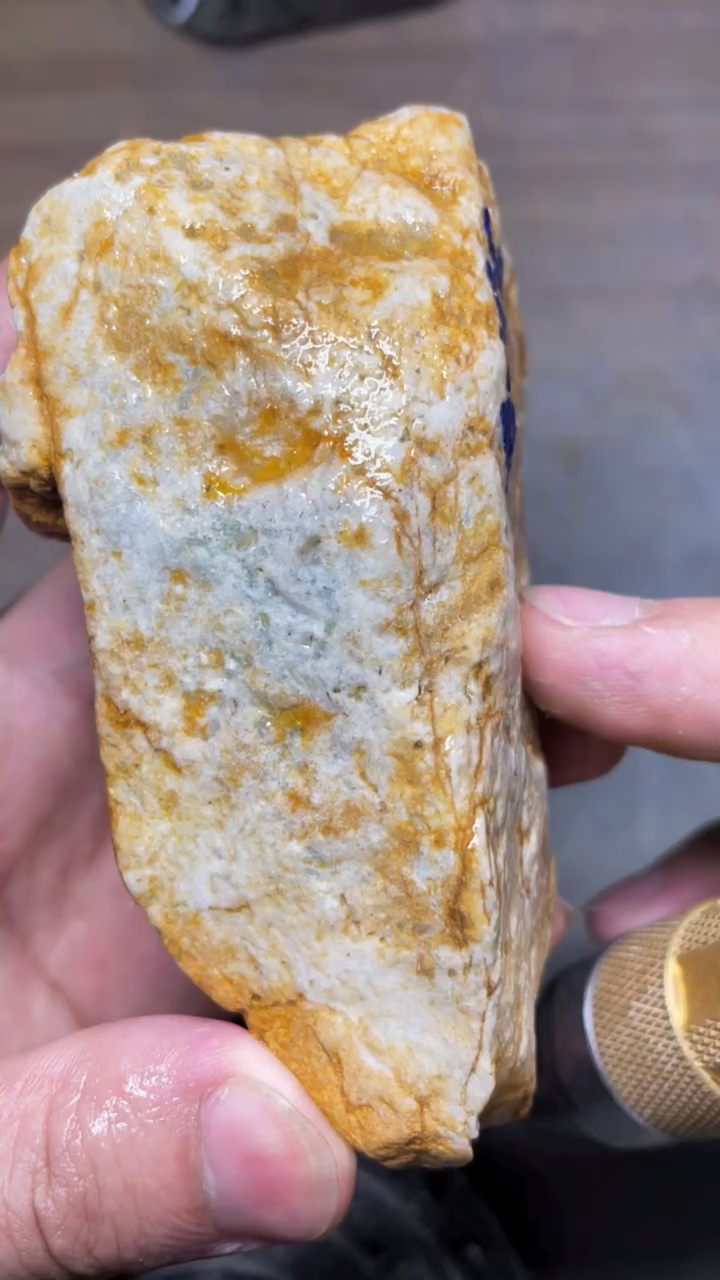 天然翡翠原石老木那包浆,黄沙皮开窗高冰飘花高喊中六位数-度小视