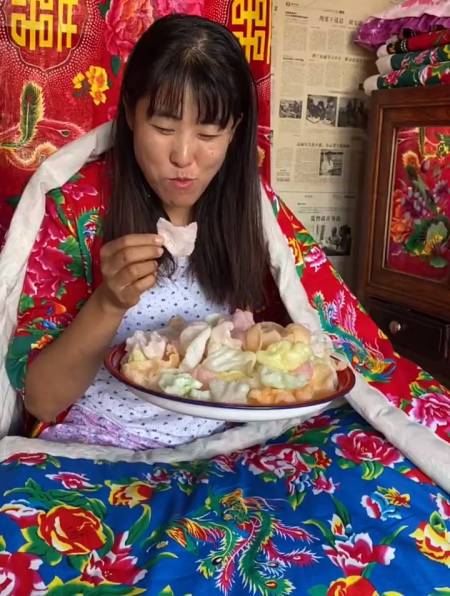 八零九零后儿时的回忆,怀旧美食,小时候只有过年才能吃得到虾片-度小