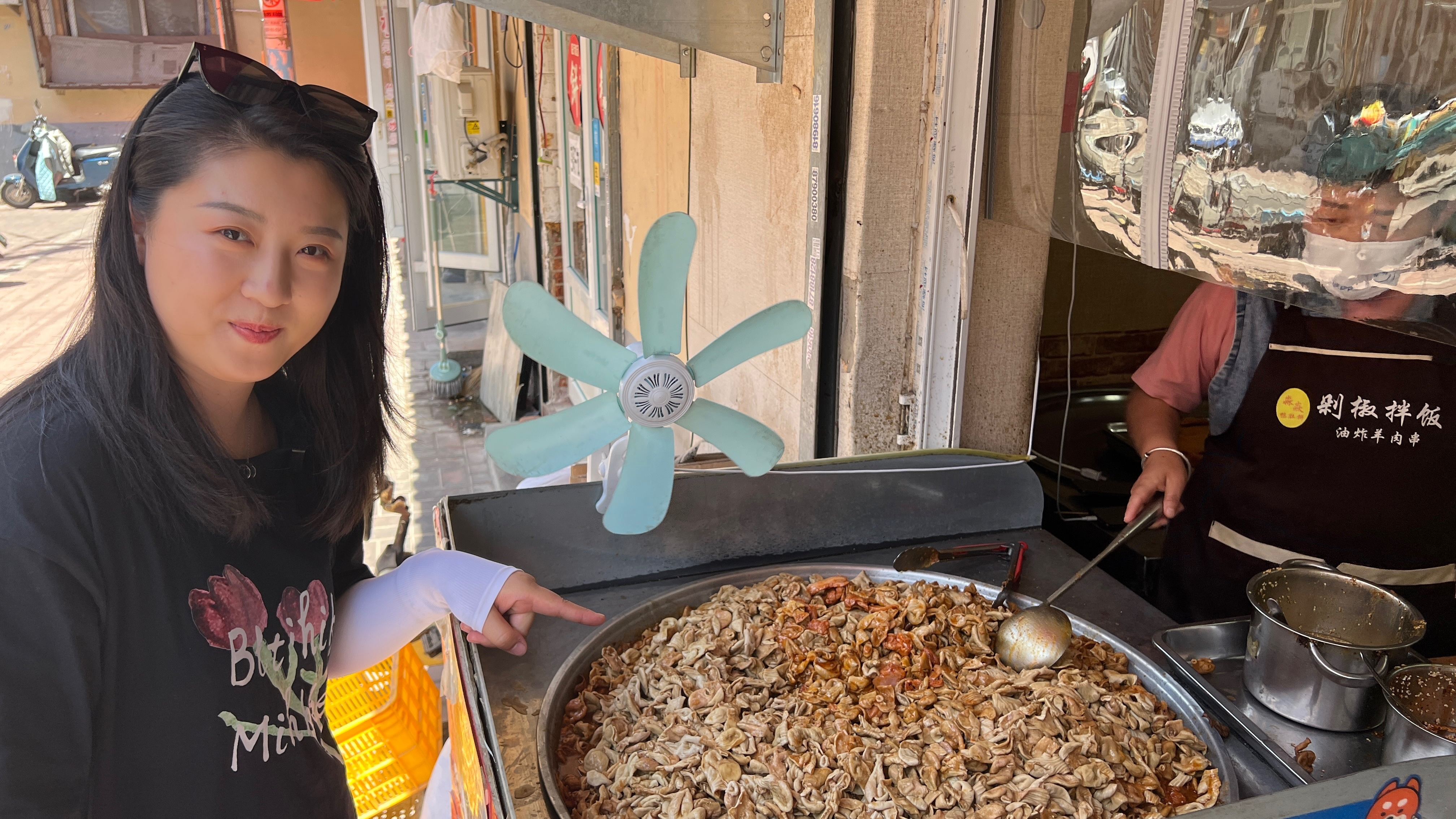 山东大姐市场里做小吃，鸭肚塞到饼里吃，一天能卖300多斤