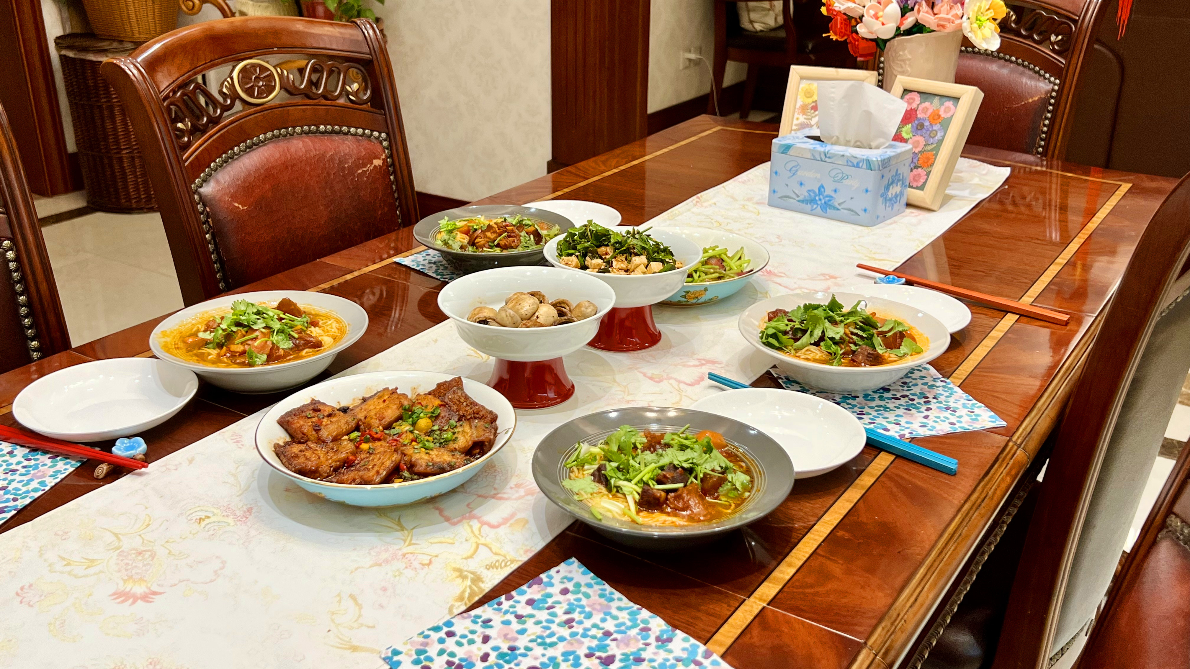 清空冰箱能做几个菜?川味红烧牛肉面色泽红亮 麻辣鲜香 野菜也好