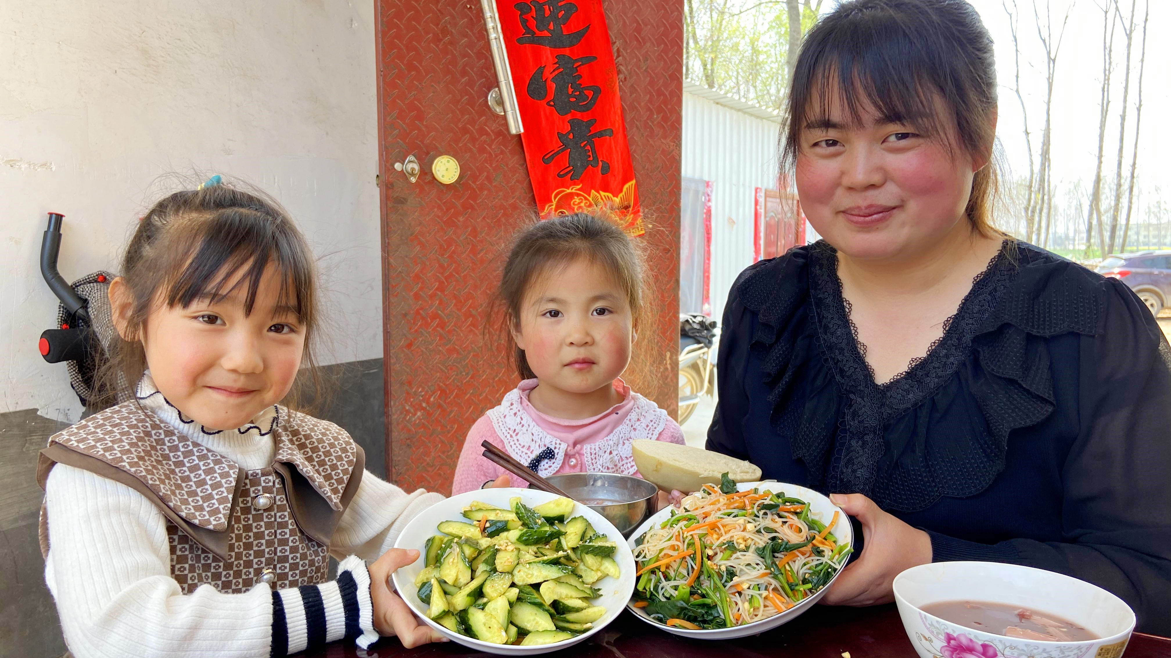 农村吃饭不挑剔,菠菜粉丝配黄瓜,清凉爽口,1碗八宝粥,真安逸