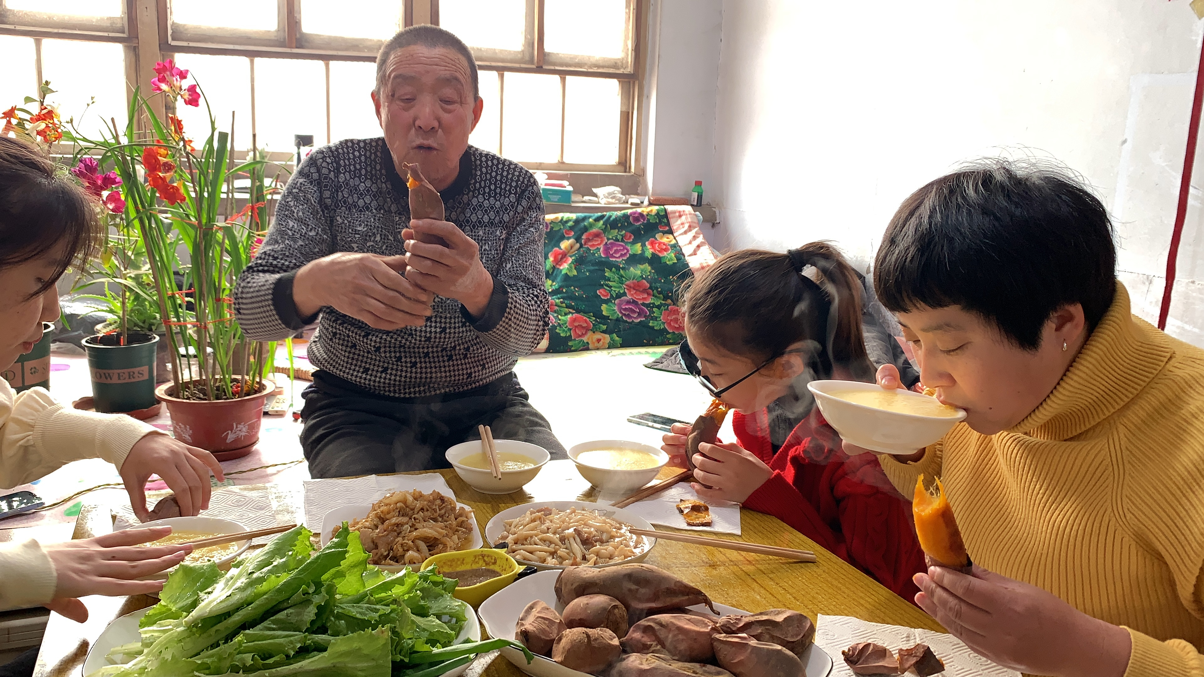 简单农家饭,烤白薯,小米粥,炒2个小菜,1盘蘸酱菜,清淡解腻