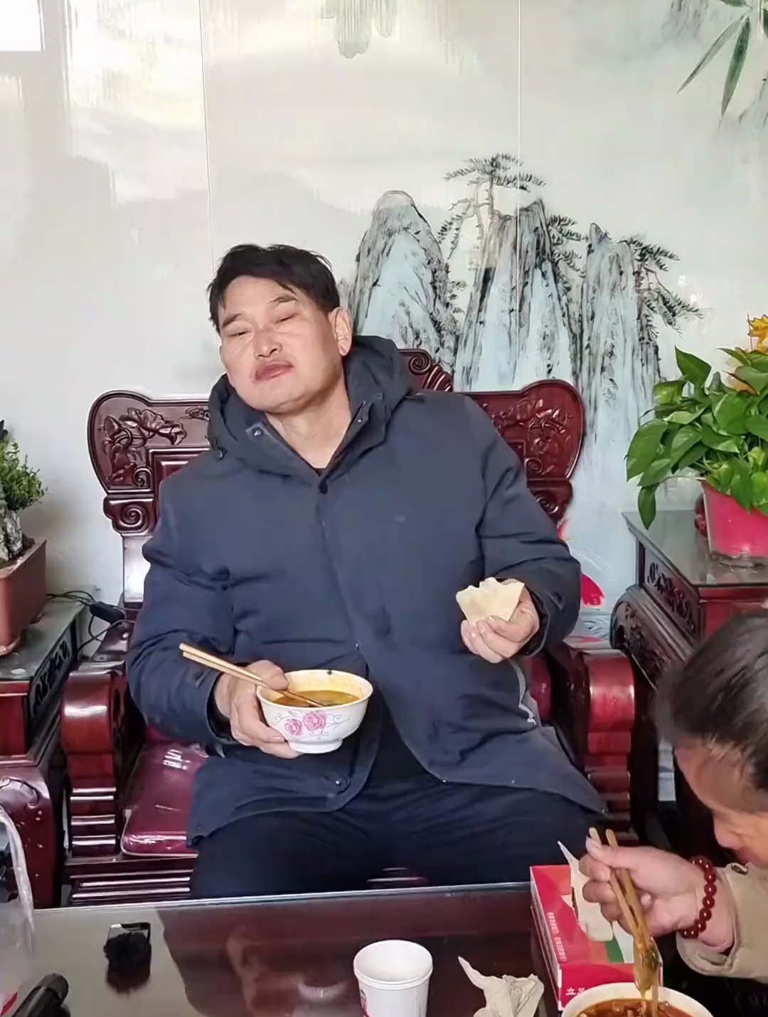 大衣哥在家吃饭,一点明星架子没有-度小视