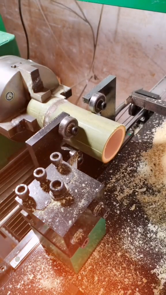 用竹子加工竹笔筒