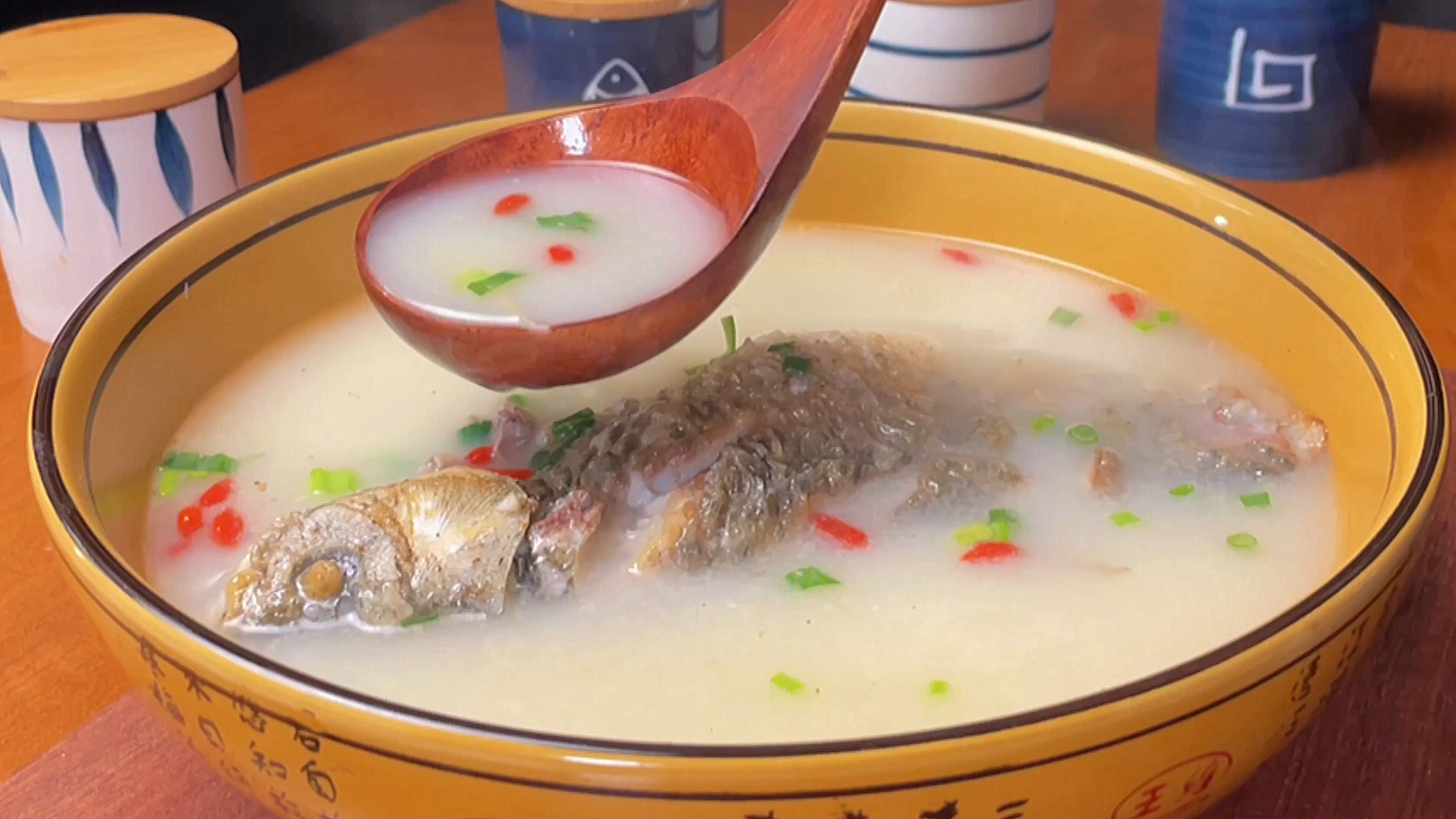 鲫鱼汤怎么熬才好喝？30年老保姆教我一招，汤浓味美，汤如牛奶