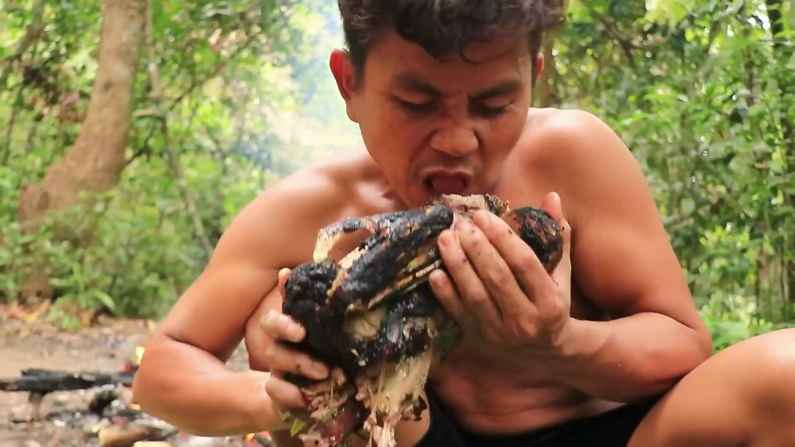 泰国乡村美食,果木炭香烤鸭,看着就眼馋