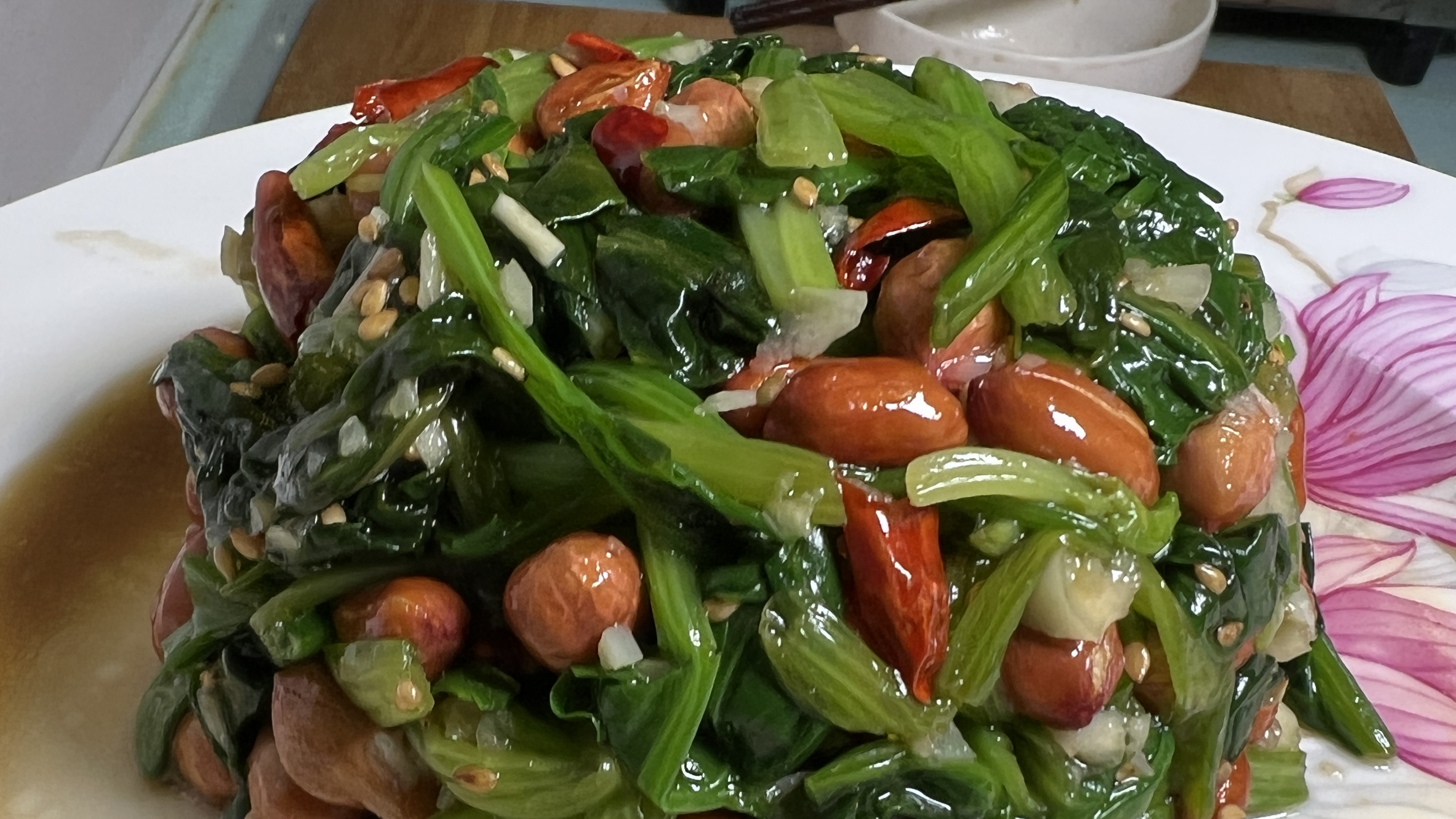 菠菜煮一煮,简单拌一拌,菠菜翠绿,花生米香脆,下酒佐餐都可以
