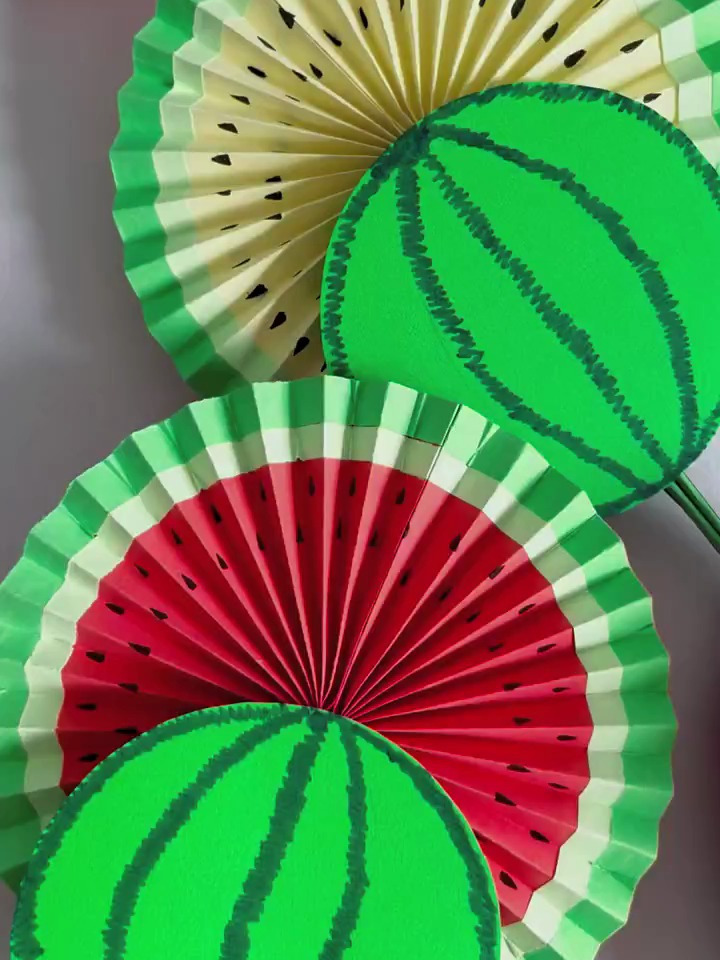 天气真的是太热了,折一把西瓜扇子给你带去一丝清凉吧