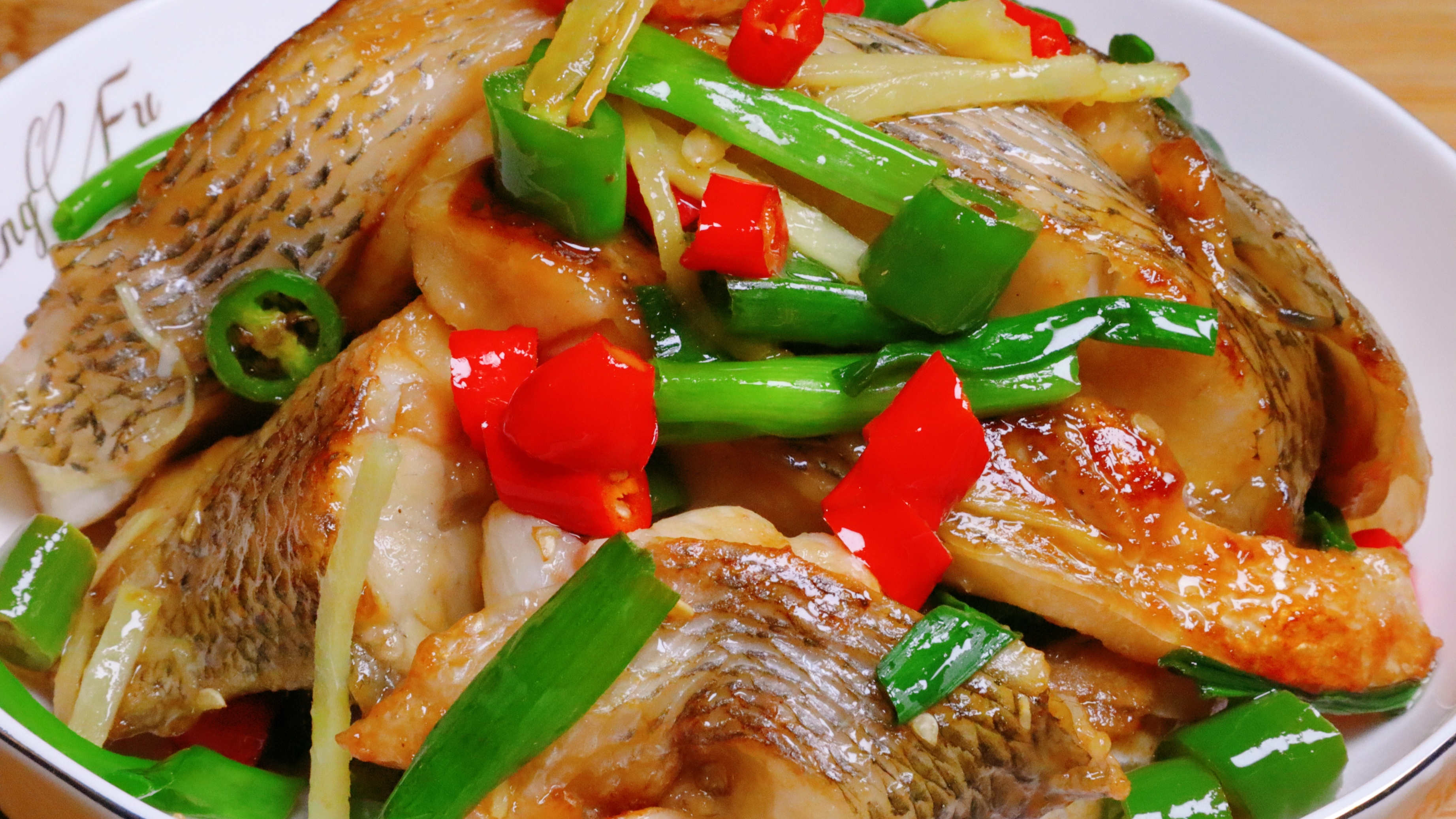 鲈鱼特别好吃的做法,用料简单香味十足,又香又嫩下酒下饭都不错