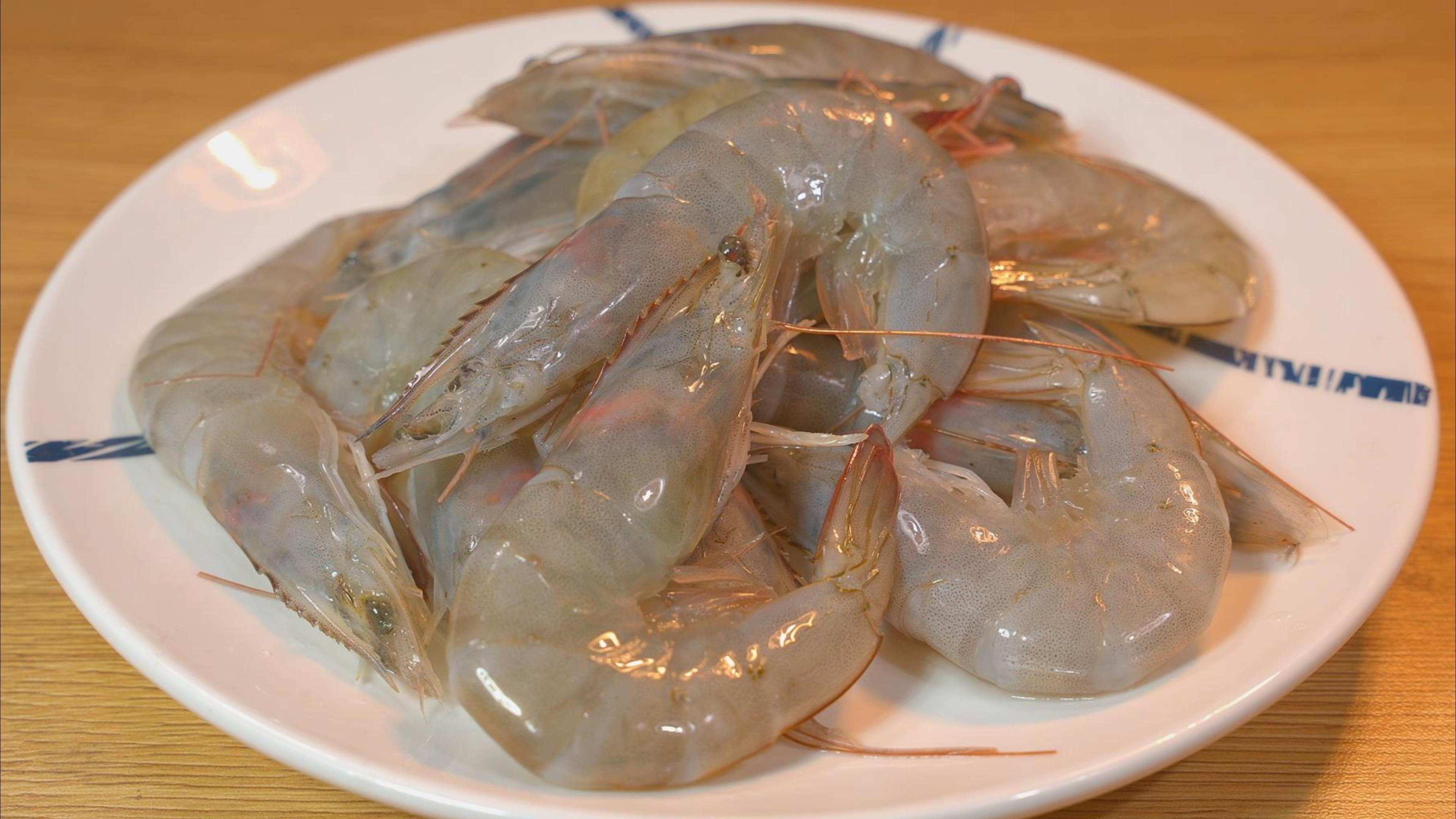 立夏了大虾别再白灼吃了，学会我这样做，出锅上桌全家抢着吃，香