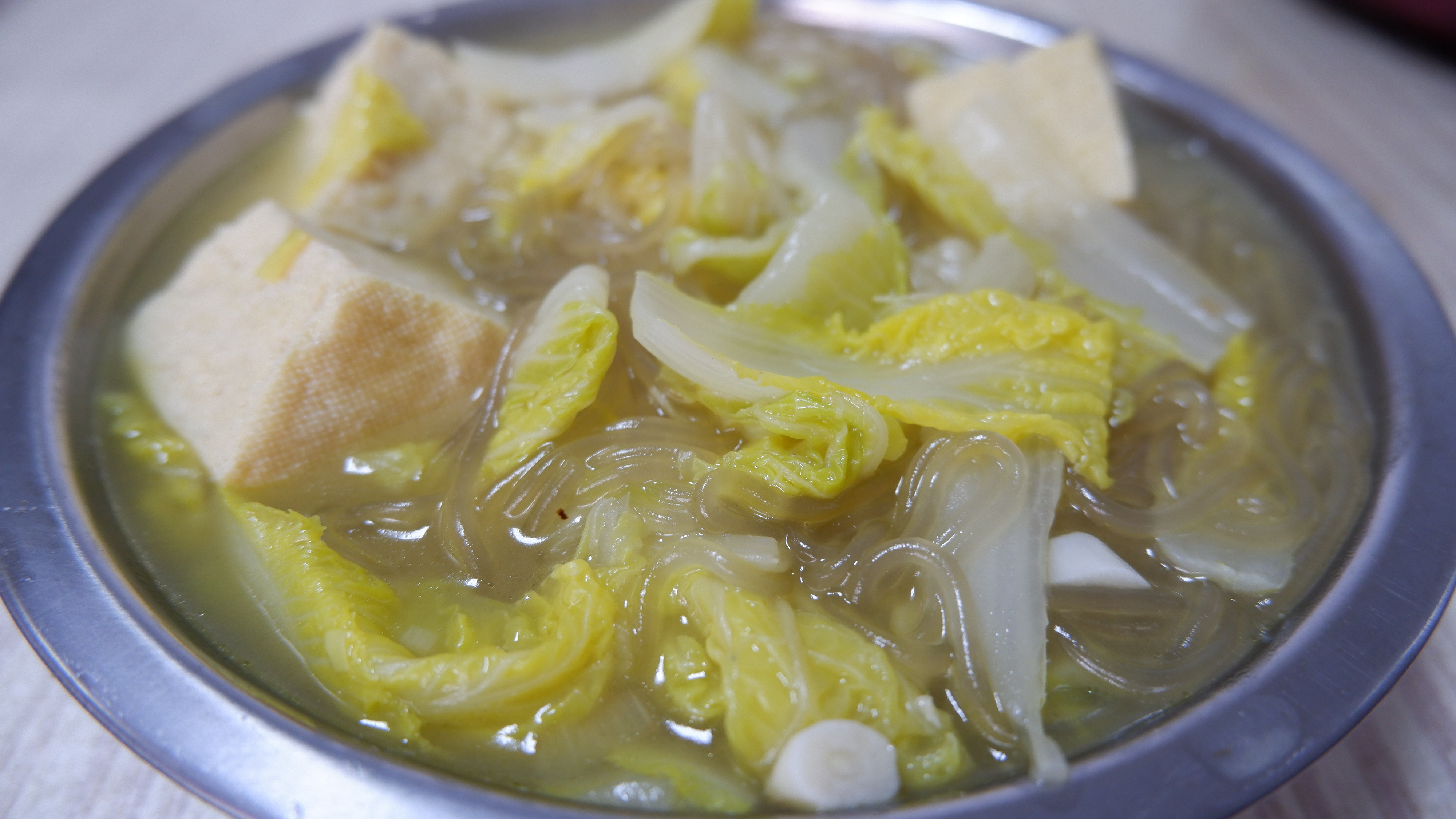 东北白菜冻豆腐,炖菜中最简单的,鲜热香,冷天吃一口太过瘾了