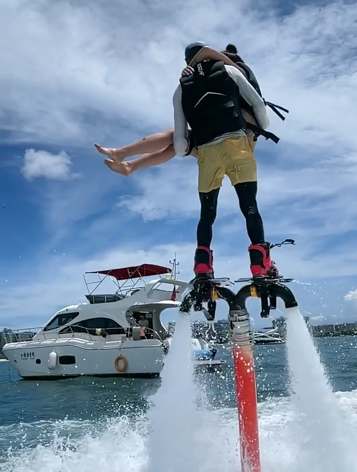 水上飞人,美女玩的这么开心,男朋友的心脏还受得了吗?-度小视