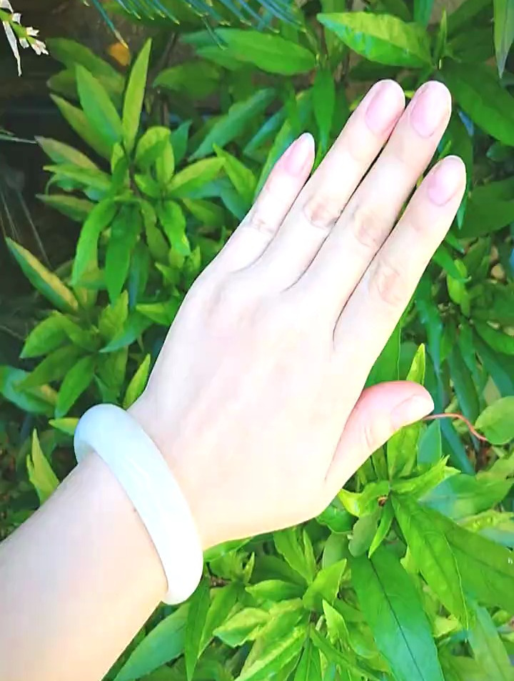 这个手镯越戴越透啦和田玉白玉手镯,戴了几个月,变得有点透