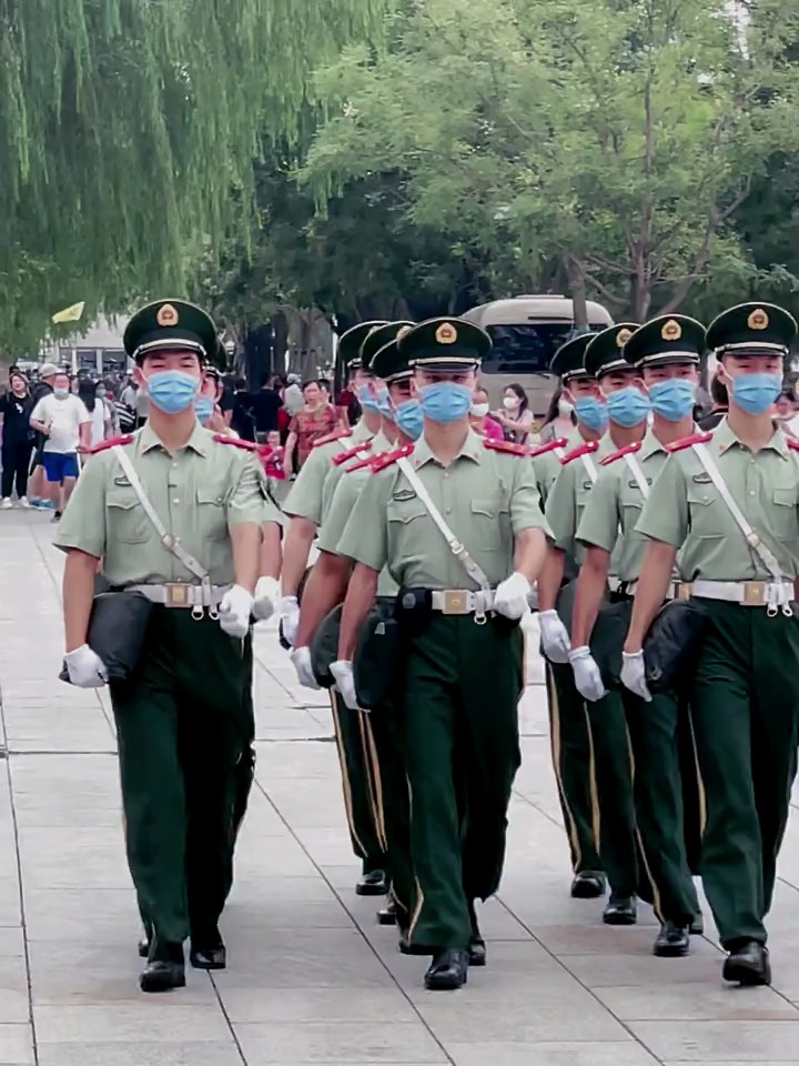 武警战士执勤归来!