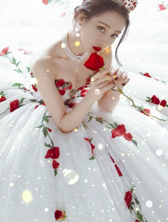 迪丽热巴的庄园玫瑰婚纱惊艳众生!高级定制到底有多美?