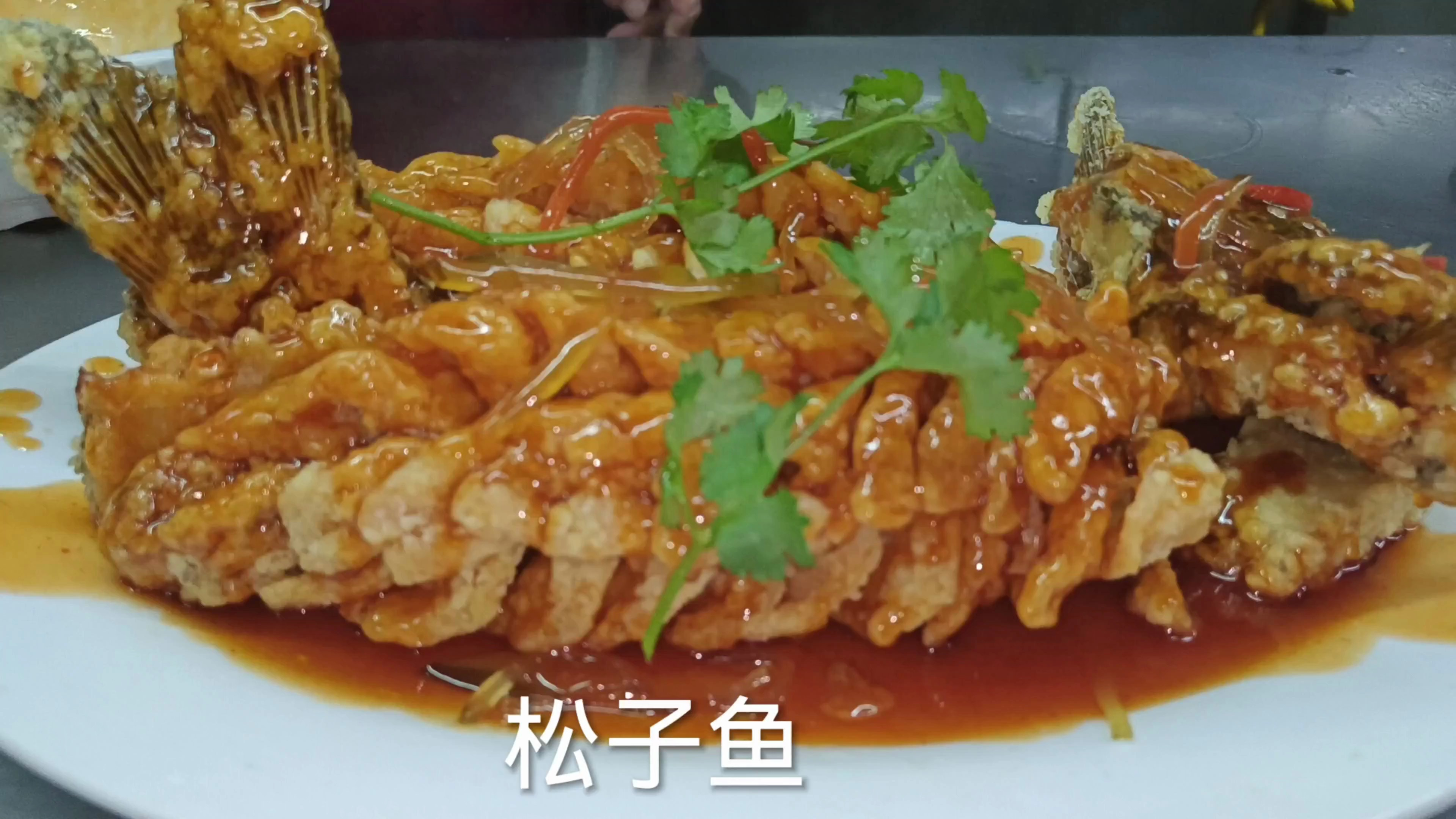 很多人买鱼回来都不知怎样做好吃,下面教大家做酸甜开胃的松子鱼