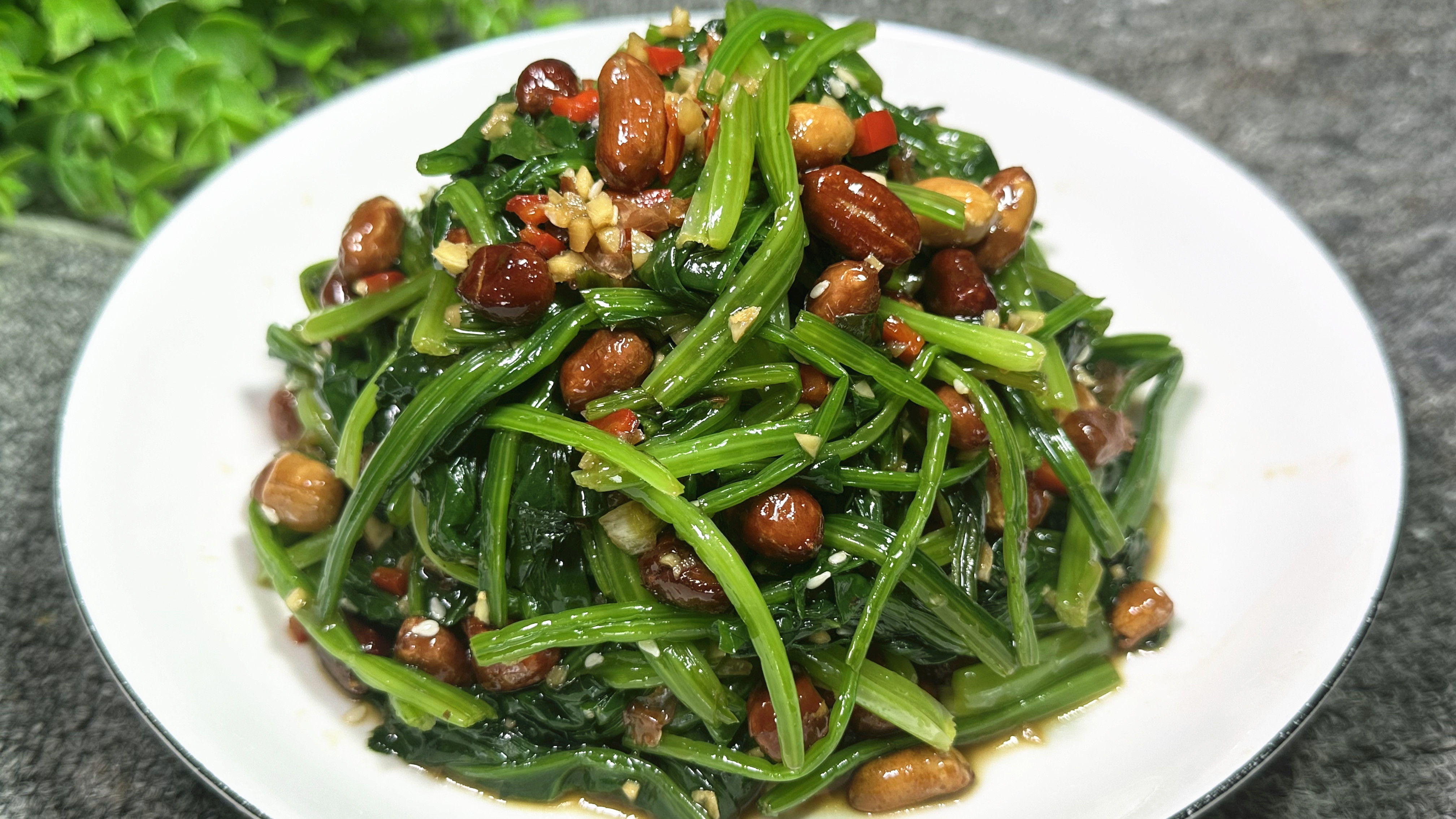 凉拌菠菜怎么做好吃?教你饭店不外传诀窍,口感丰富,色香味俱全