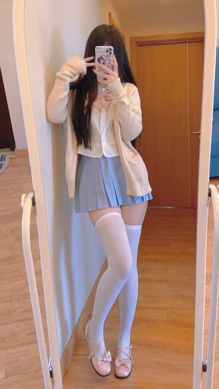 不得不说,百褶裙配白色过膝袜真的很显白啊