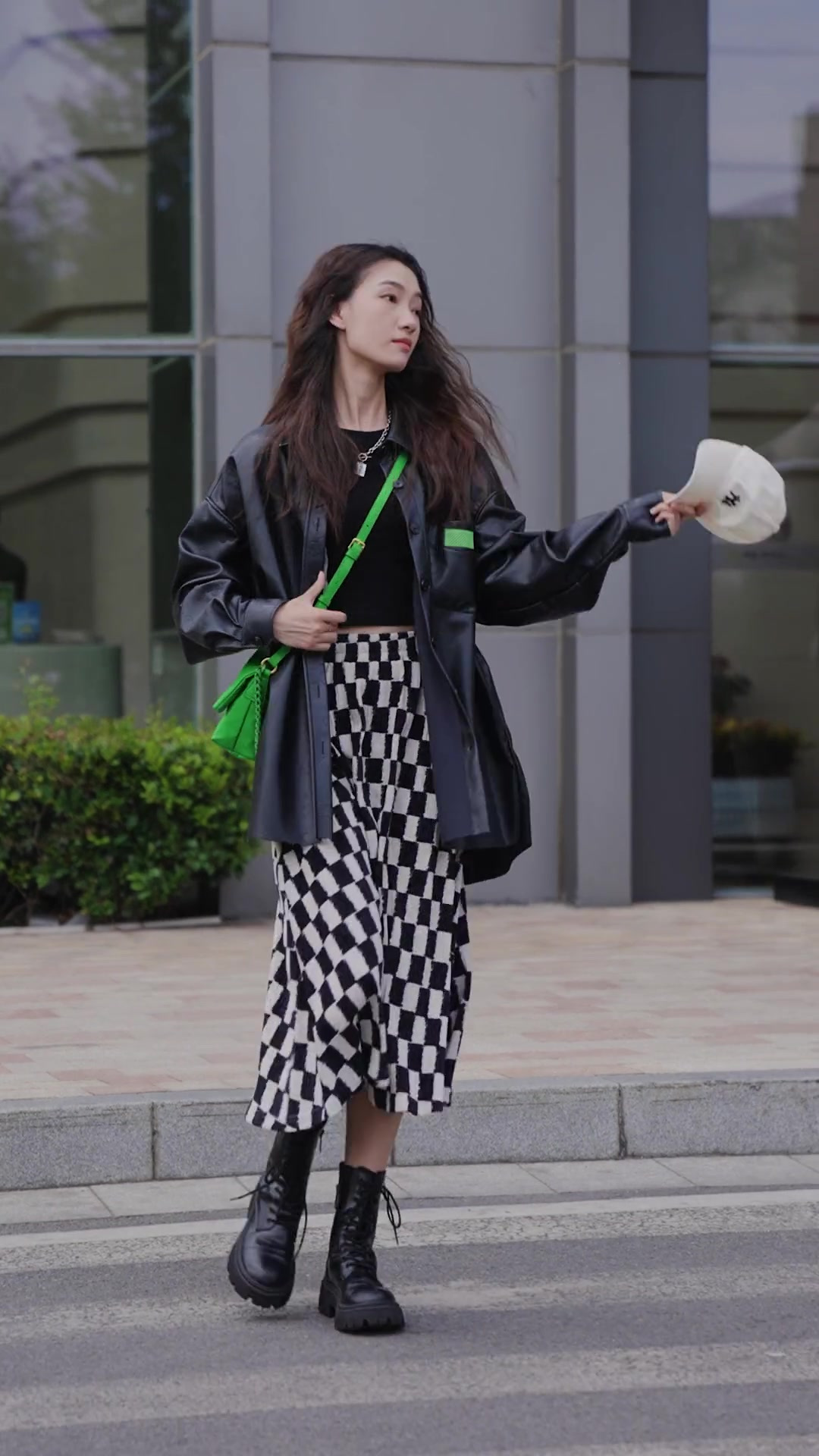 可以不被爱但不可以停止爱自己 街拍 秋季穿搭 显瘦穿搭 自信-度小视