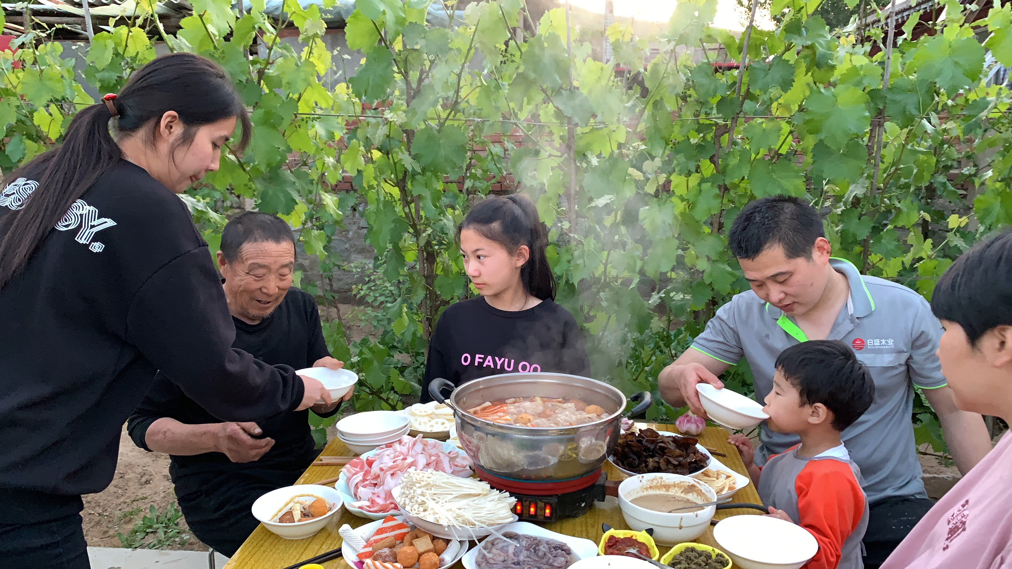 表弟给装修房子,看姐姐做什么好吃的,欢声笑语响彻整个院子