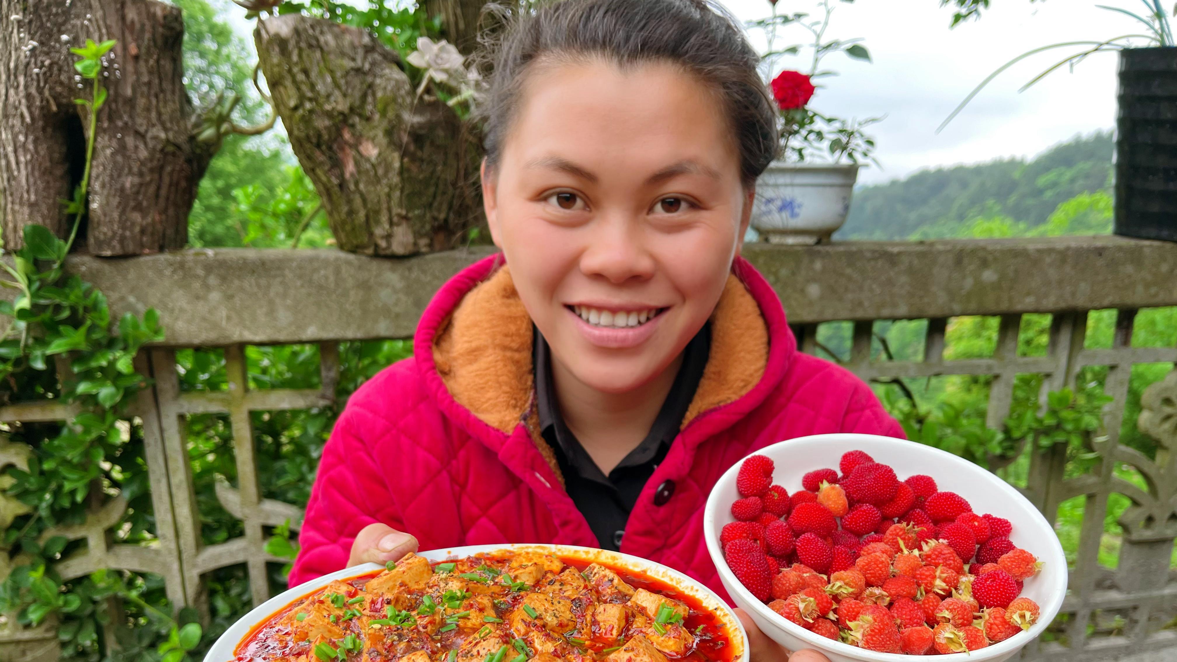 去山里摘些野果和蘑菇,再做个麻辣豆腐,拌着一起吃非常的下饭