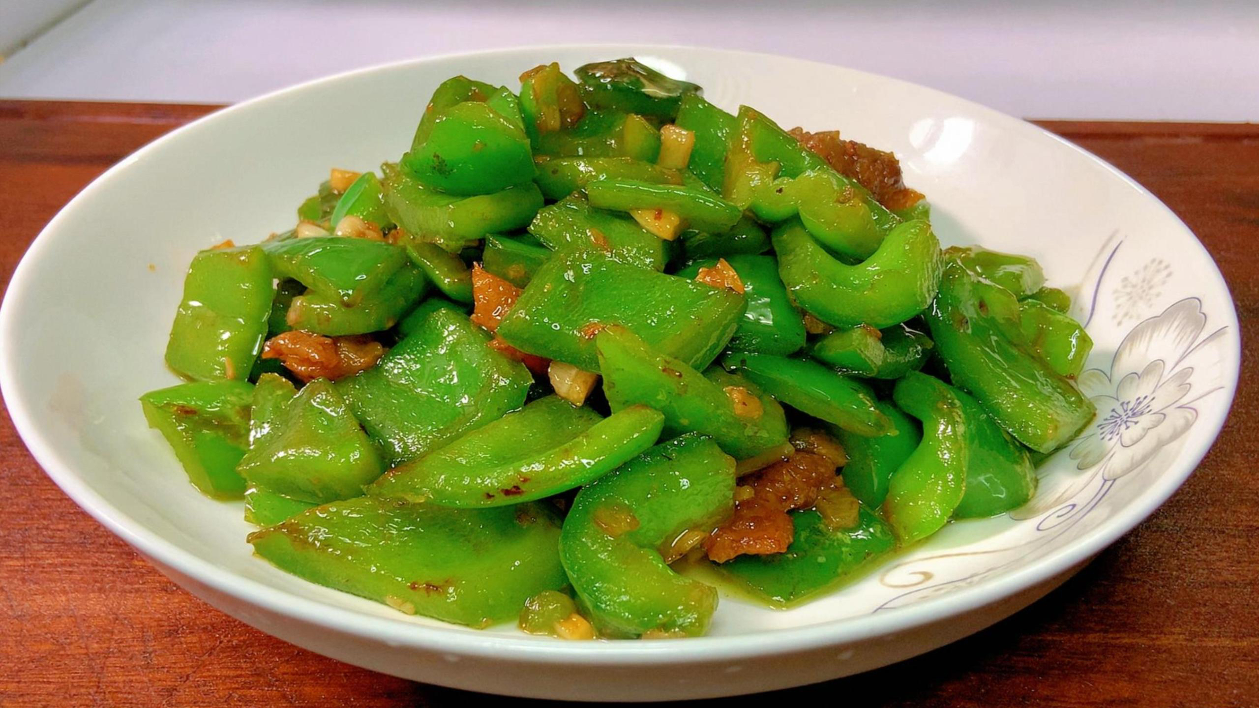 蒜蓉炒青菜椒的做法,出锅清脆爽口,做法简单,好吃又下饭