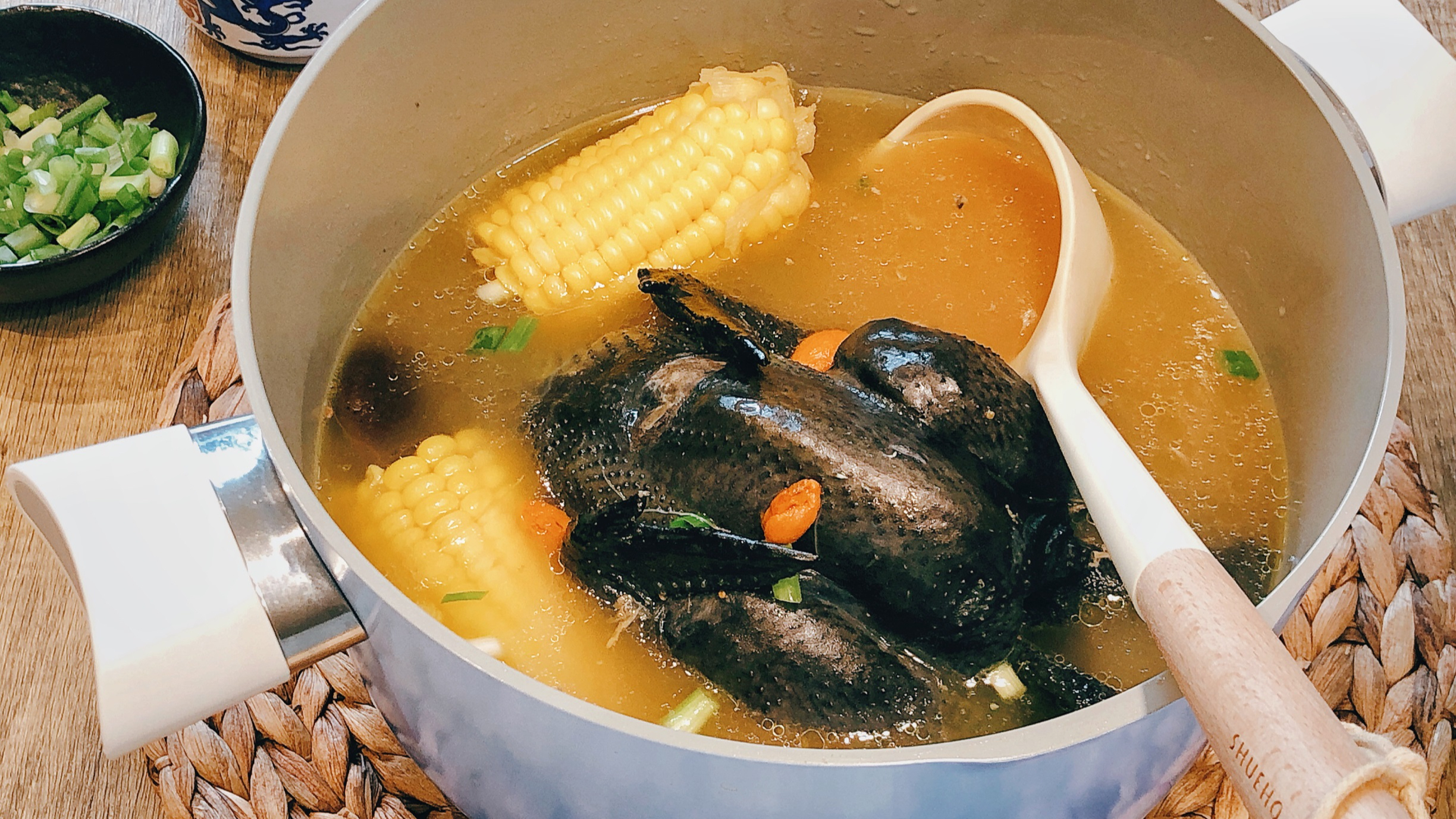 养生乌鸡汤做法!不加一滴油,汤浓肉香,女人要多喝,养血就是养命