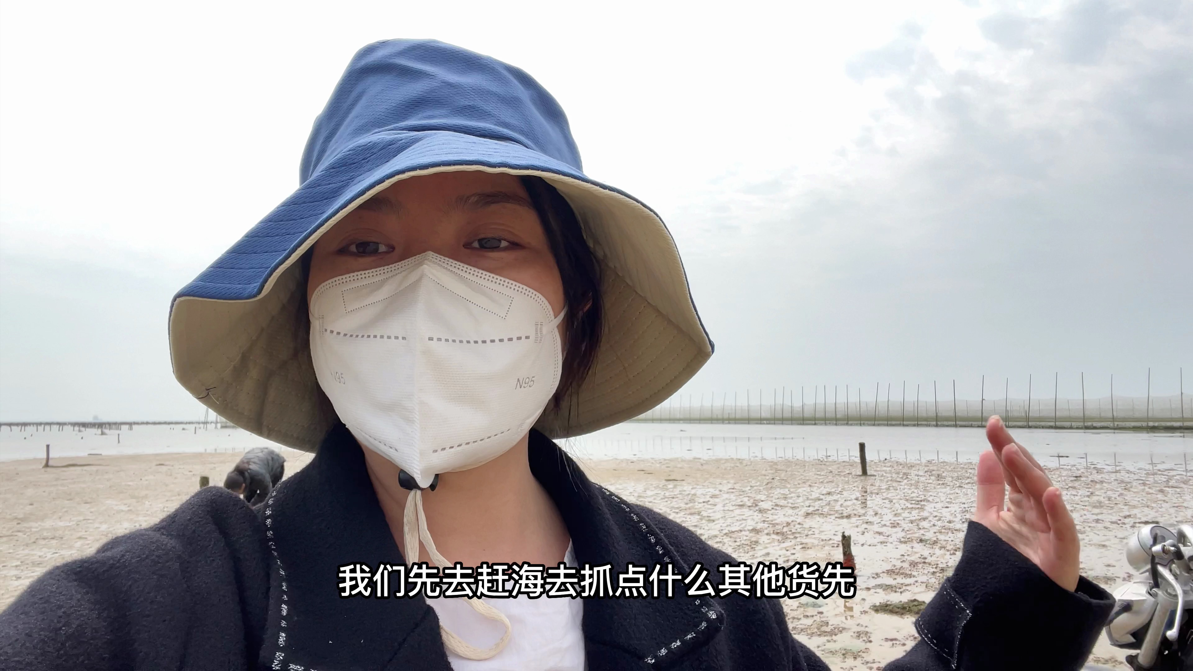 大嫂二嫂赶海,只顾着玩啥也没抓到,大哥抓一桶海鲜又有好吃的了