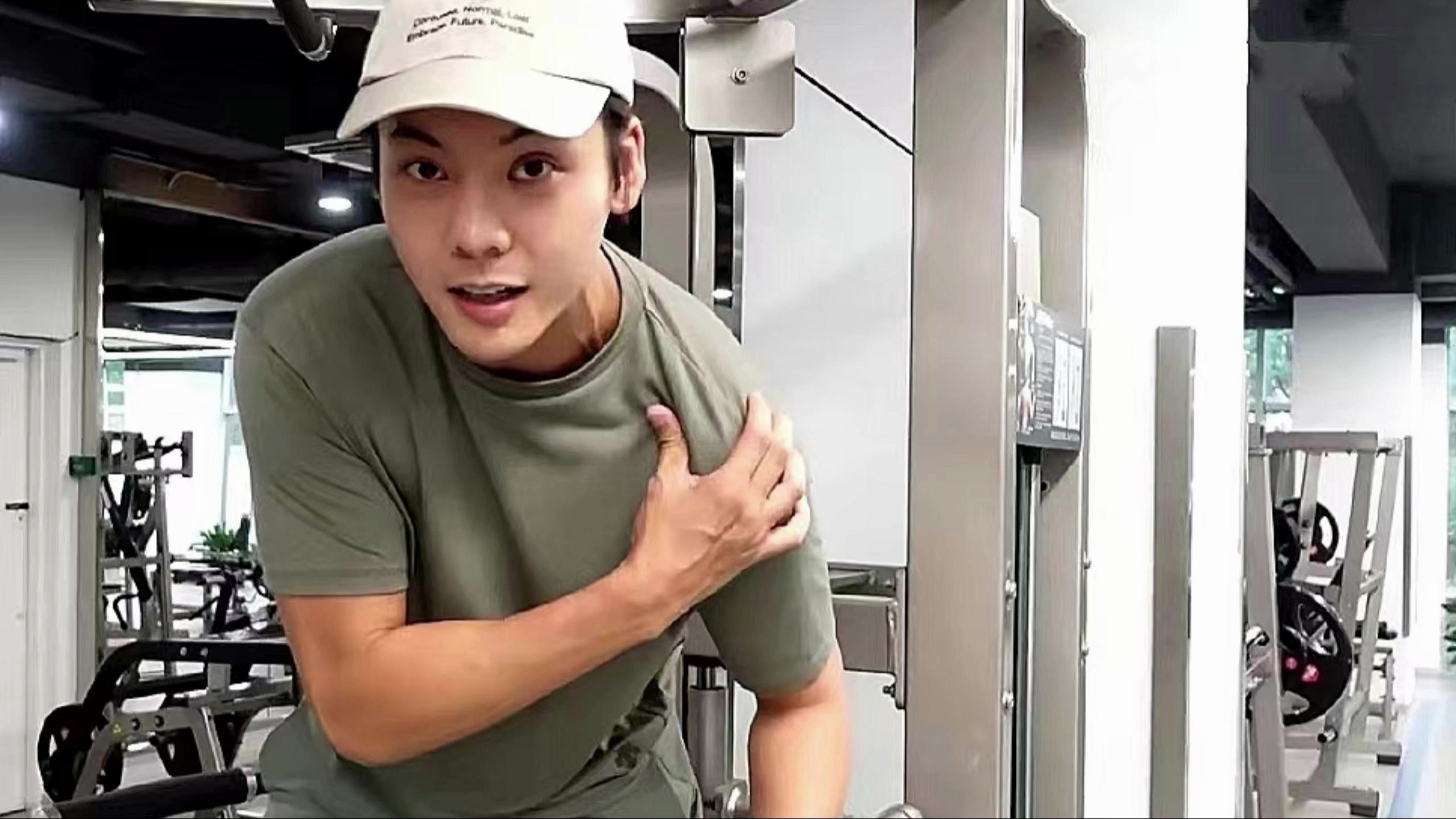 陈伟霆晒健身vlog,网友:请拿出拍剧尺度,下次不许穿这么多