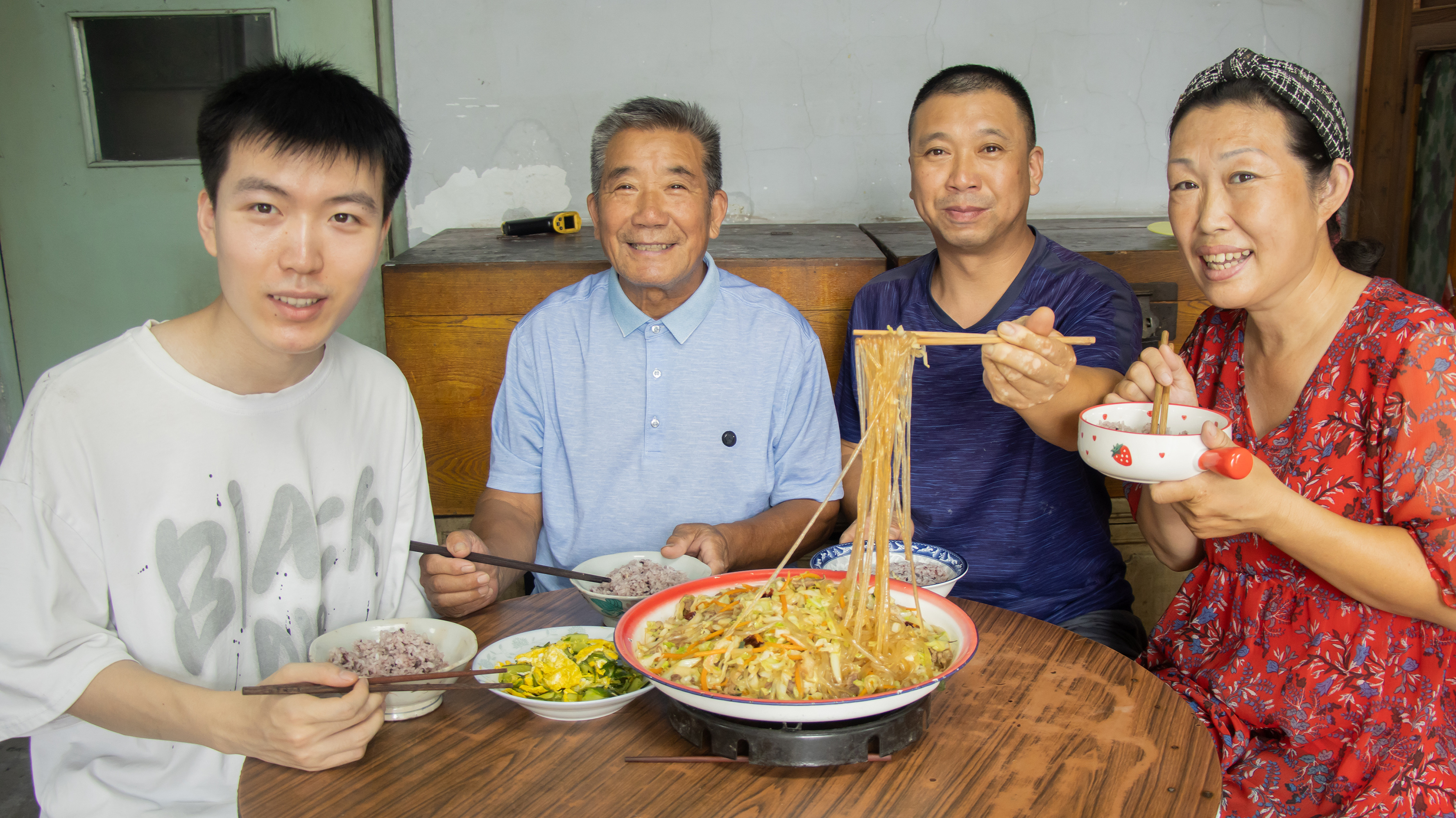 买一条五花肉,会成做大头菜炒粉,香喷喷嘎嘎下饭,老爸咔咔造