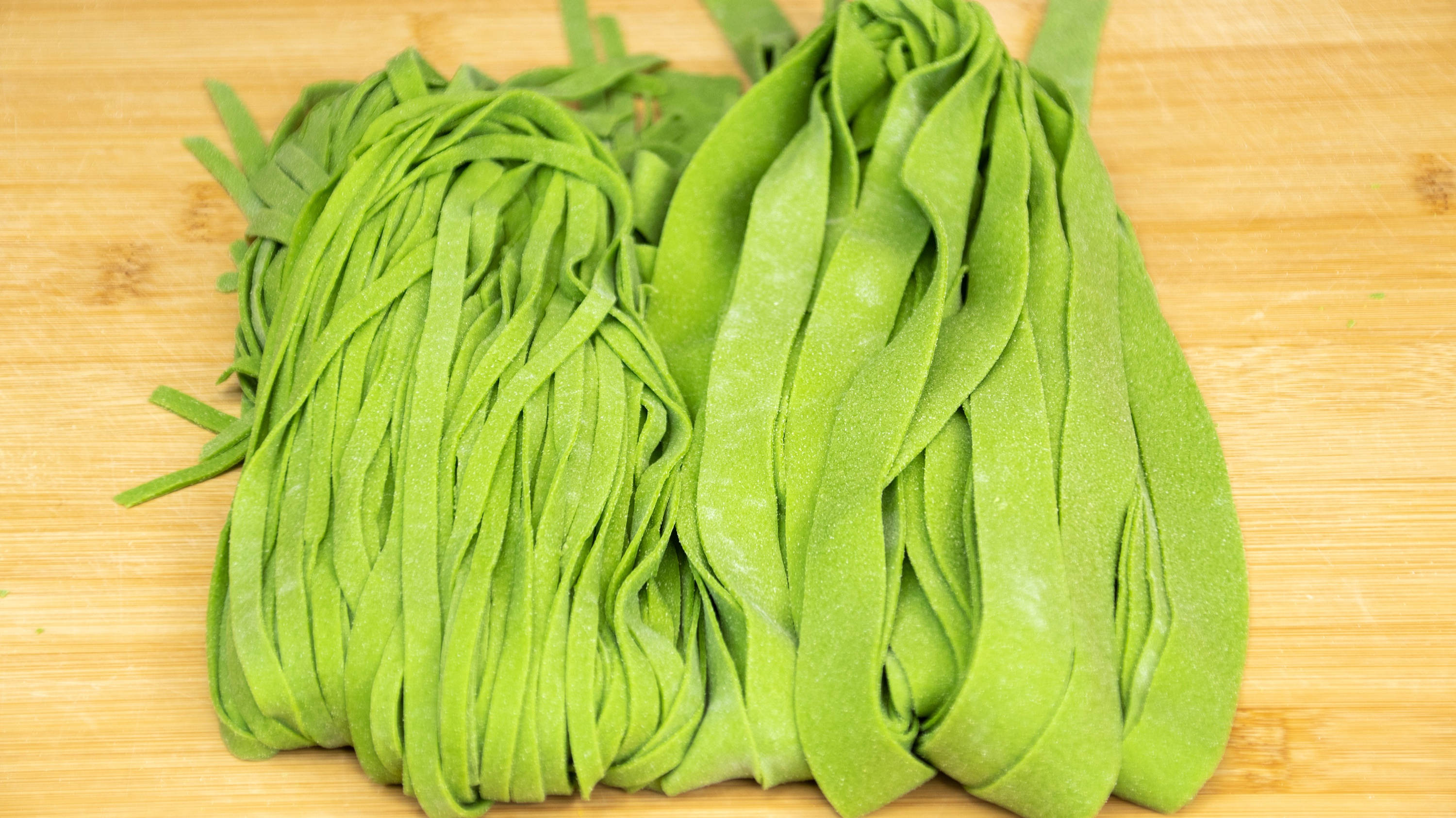 菠菜手擀面条好吃做法,擀面视频教程详细,爽滑筋道,宝宝都爱吃