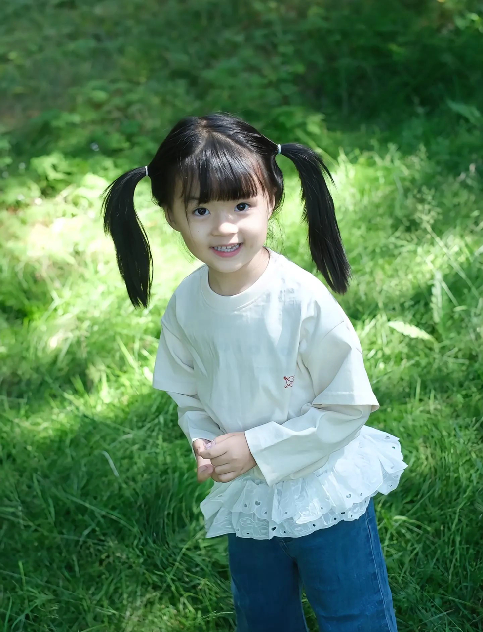 扎俩小辫儿,萌态十足,舞动青春