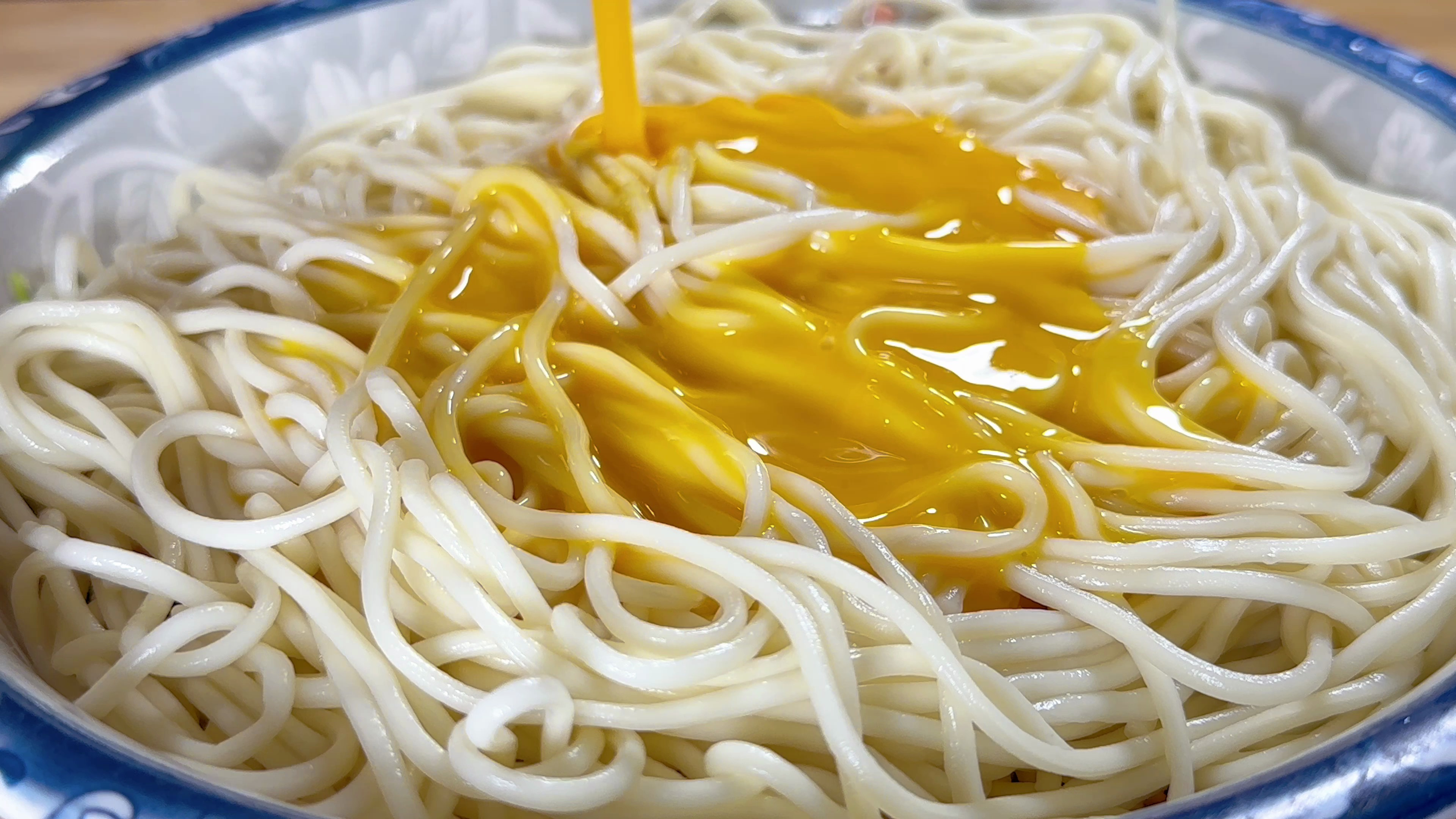 鸡蛋液倒入面条中,出锅瞬间变美食,我家连吃8天了,营养又美味
