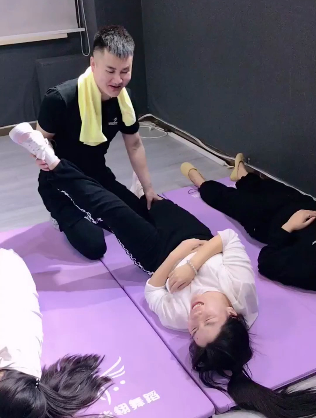 美女学舞蹈太不容易了,第一天就被老师强制开胯了,网友:真疼!-度小视