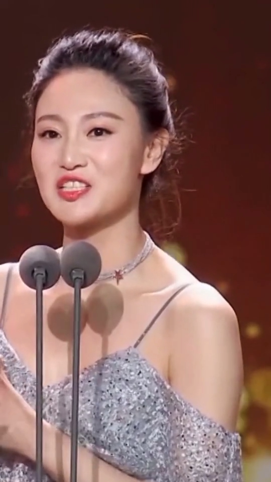 侯梦莎一席银色长裙亮相,优雅端庄气质凸出她演的女警官!