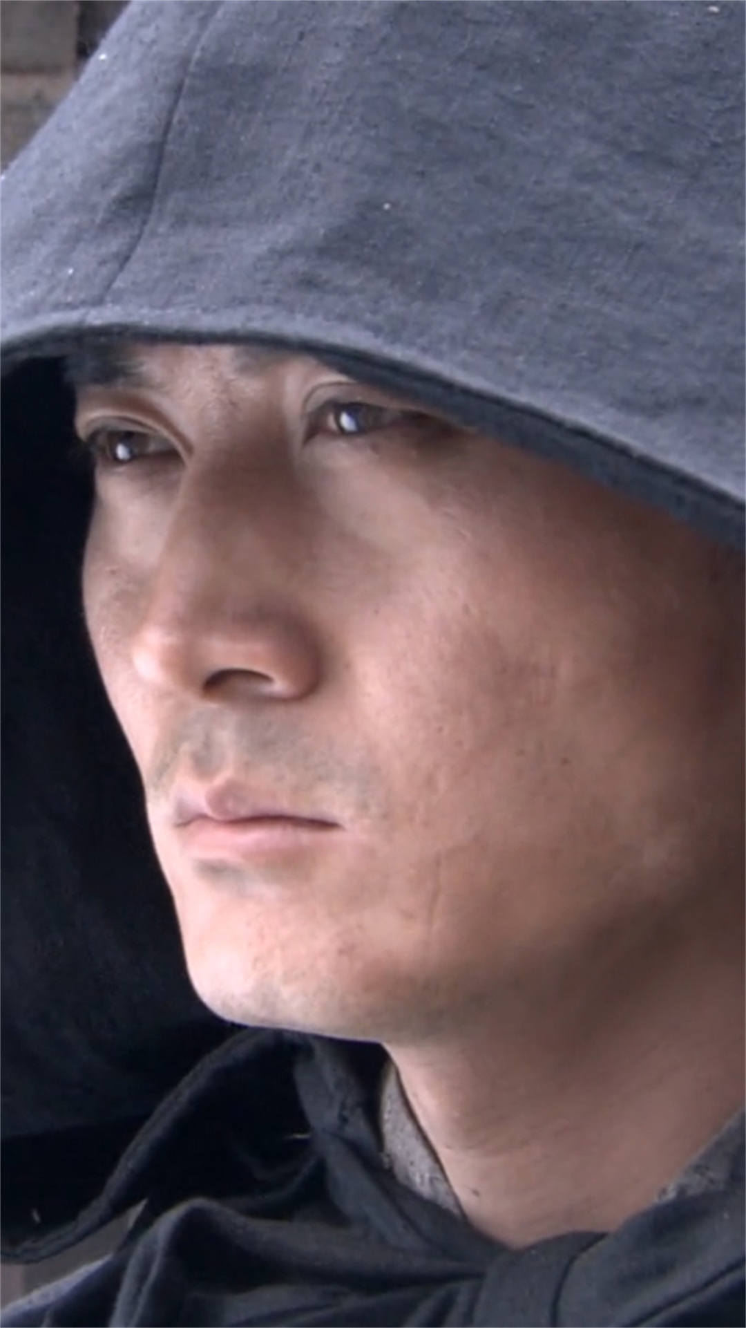 千钧一发之际男子差点被发现真是惊险第1集
