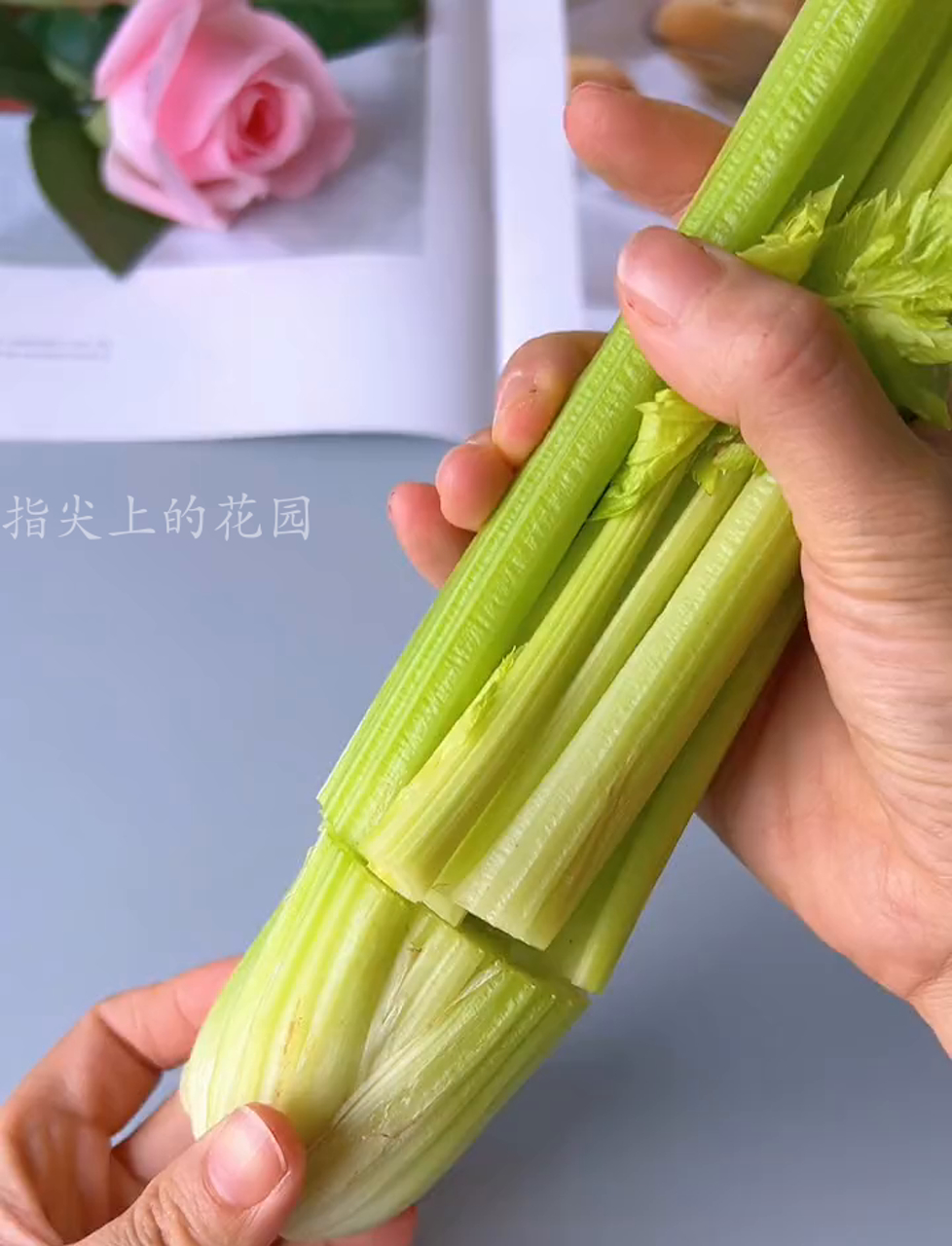 拿西芹拓印出美美哒玫瑰,教师节给老师画一幅吧!