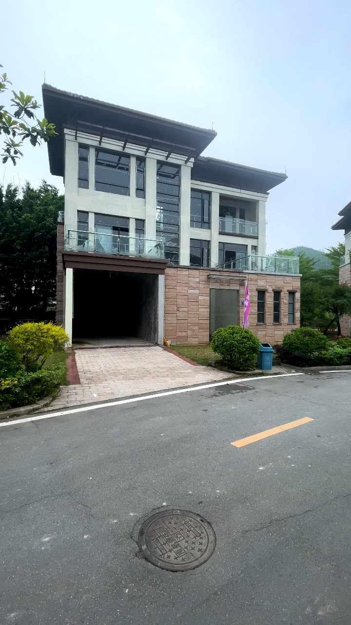 广州花都400平方的独栋别墅前后花园200多平方