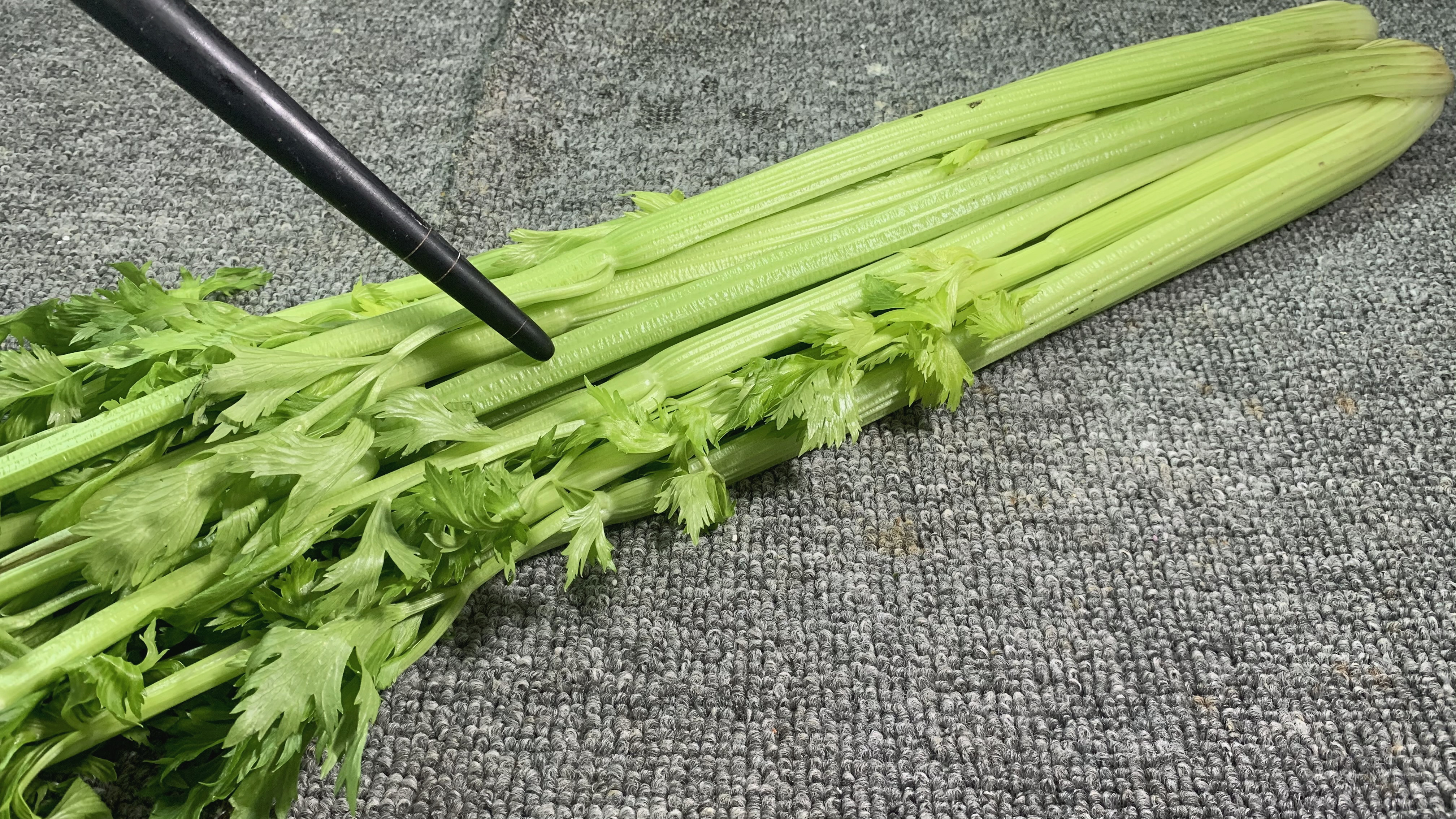 炒芹菜时,切记不要直接下锅炒,多加这2步,芹菜脆嫩爽口又入味