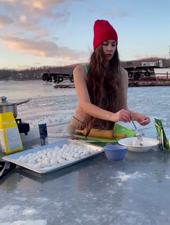 俄罗斯美女真是厉害,穿上泳衣玩冬泳,还吃上饺子了-度小视