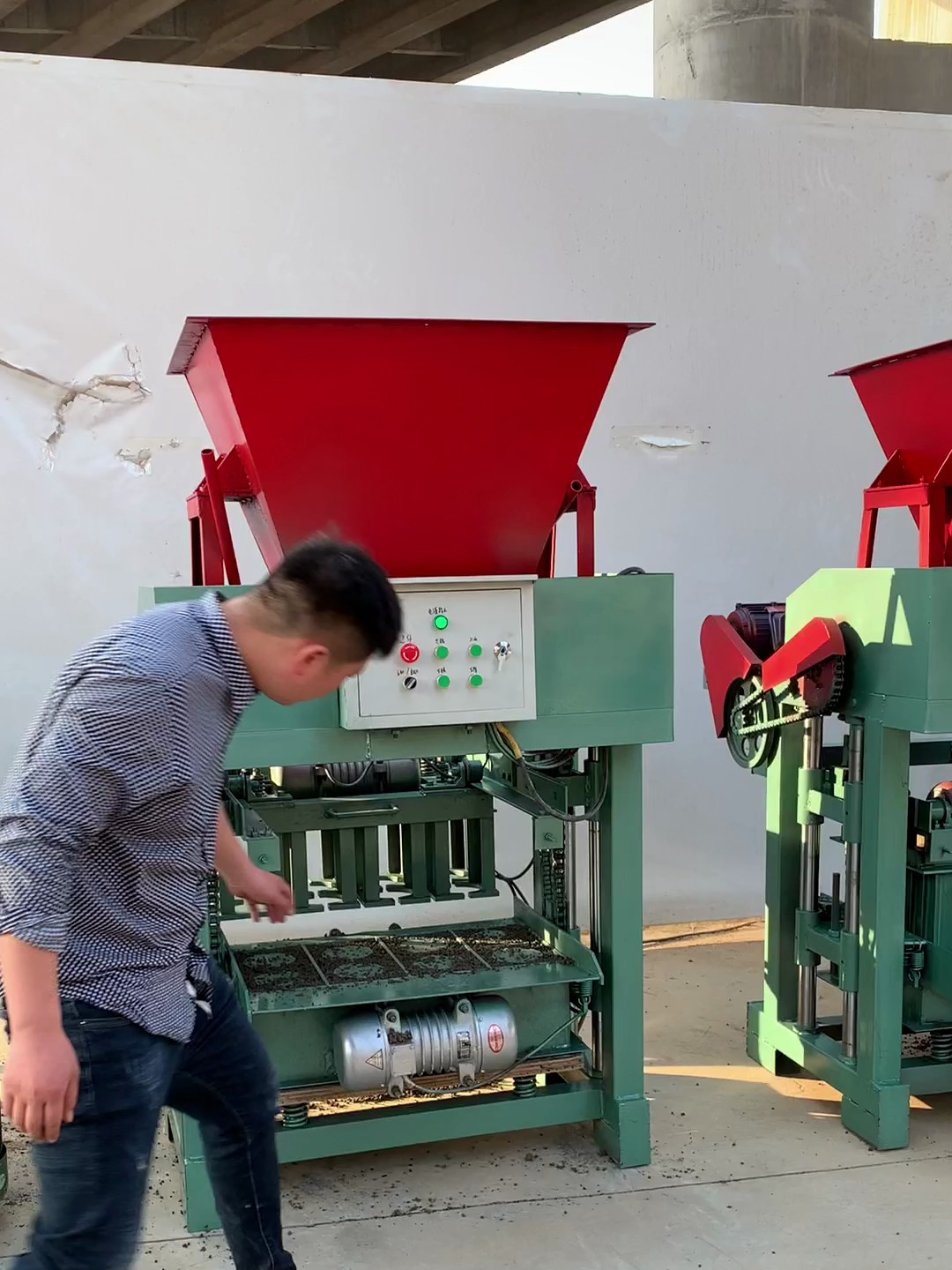 视频中的水泥砖机一天可生产3000多块砖头你敢相信吗?