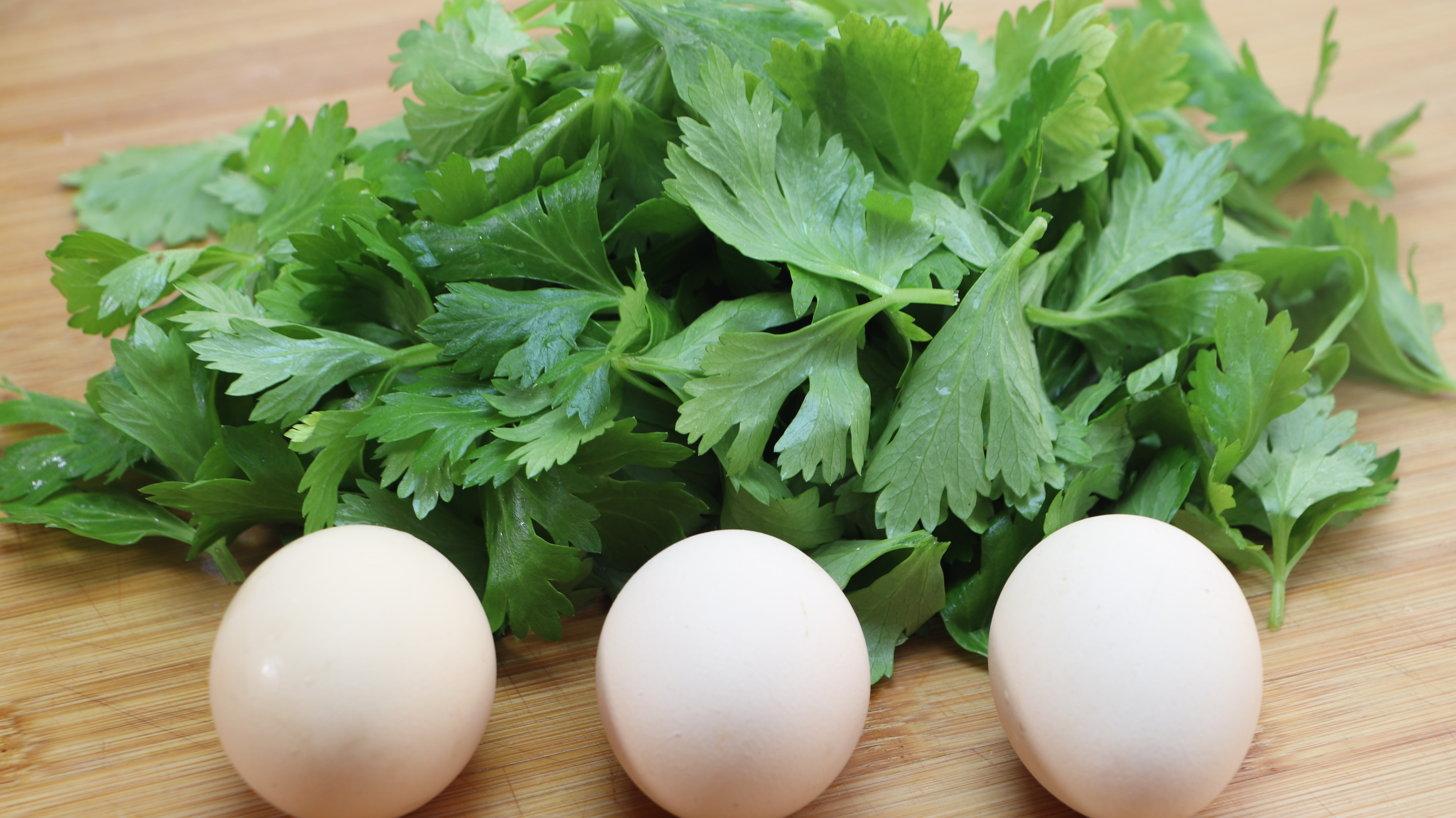芹菜叶搭配鸡蛋,教你超级好吃做法,不炒不凉拌,营养美味又健康