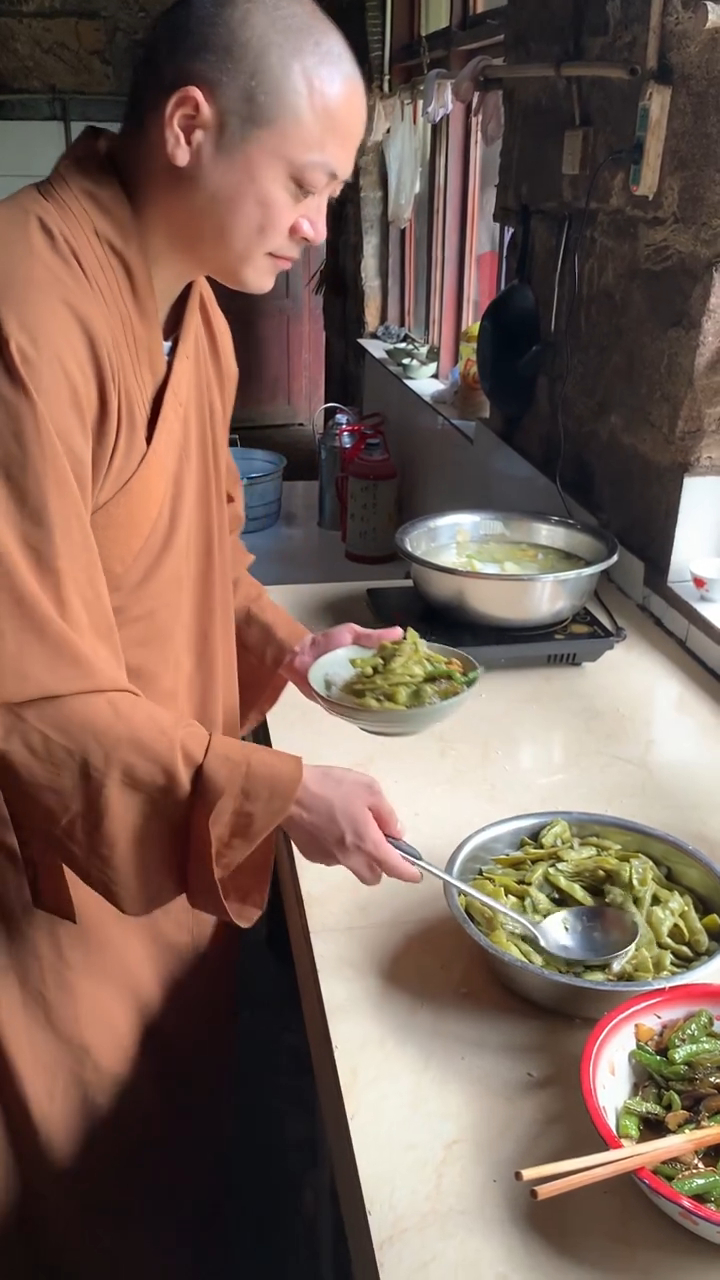 这就是少林寺僧人的斋饭,上桌一看,我口水兜不住了!