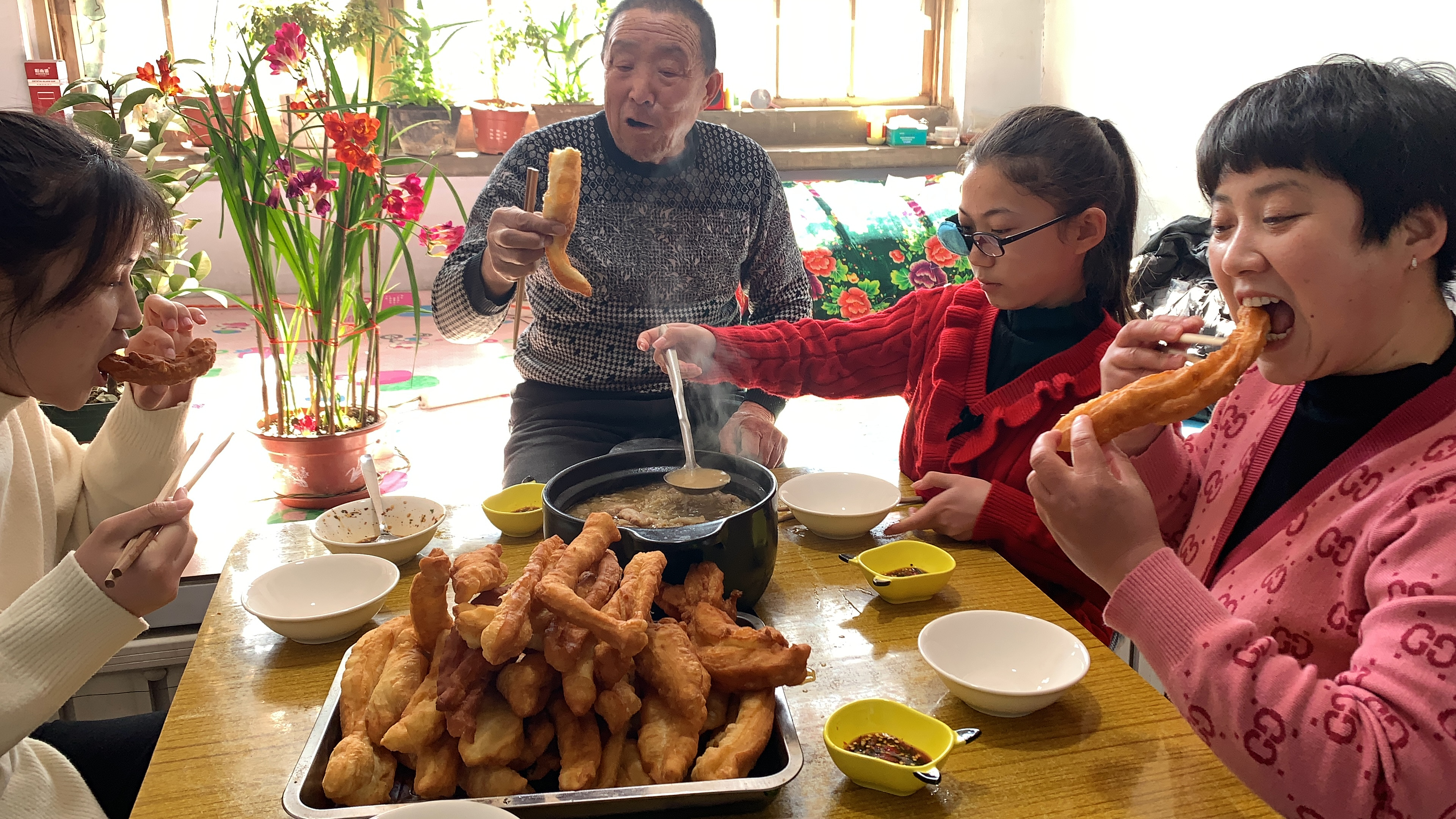 想吃油条再也不用出去买了,试试这样做,蓬松酥脆,凉了也不硬