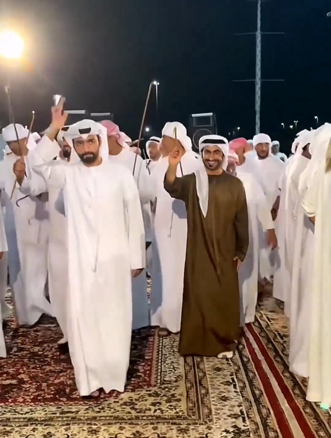 手拿一根棍,全部跟我混,阿拉伯石油大亨之间的快乐,就这么简单-度小视