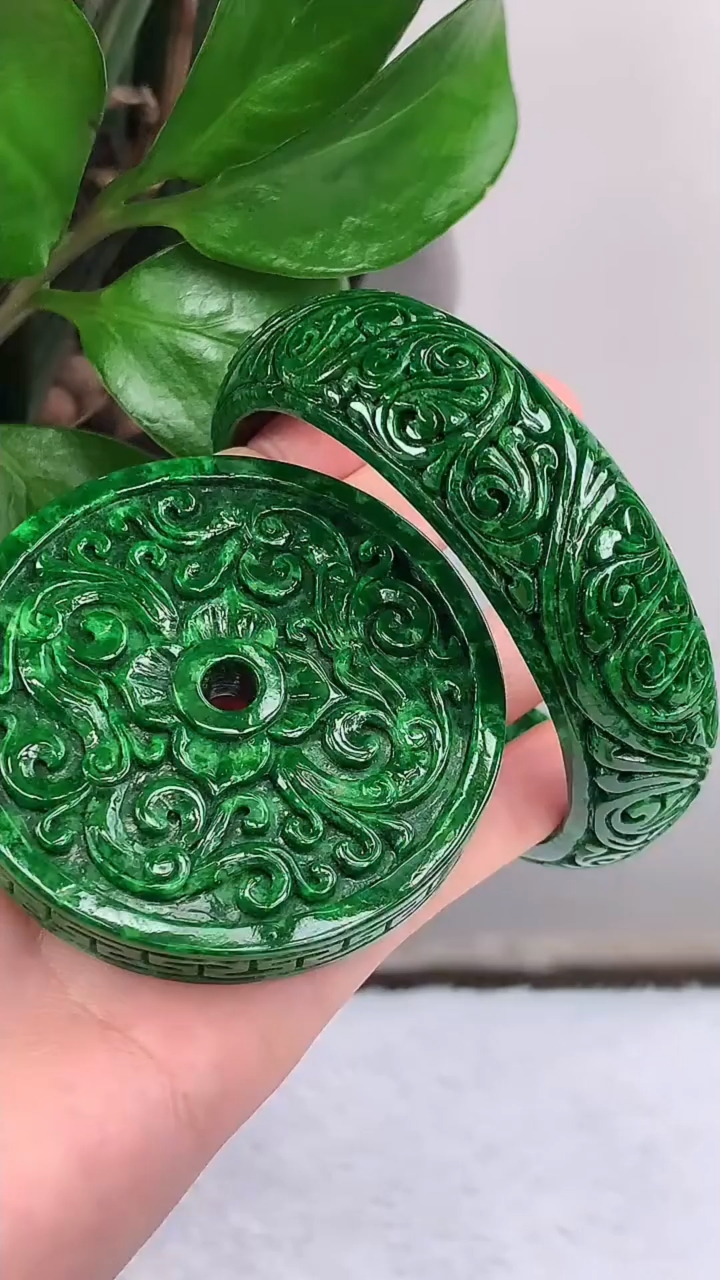 美货分享:2000淘的藓化绿翡翠饰品